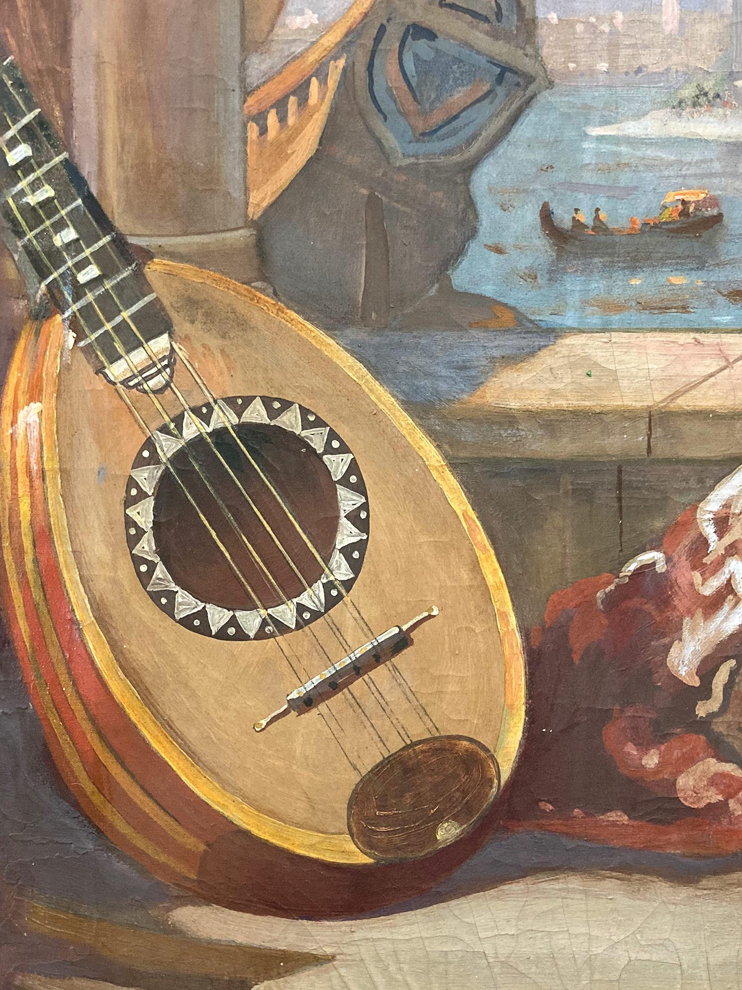 Eine atemberaubende Wiedergabe eines venezianischen Stilllebens mit Blumen in einer blauen Vase, einer Lyra-Gitarre und Ansichten von Gondeln auf dem Wasser. Die reichhaltigen Farbtöne machen dieses Stück so begehrenswert, mit Ausbrüchen von
