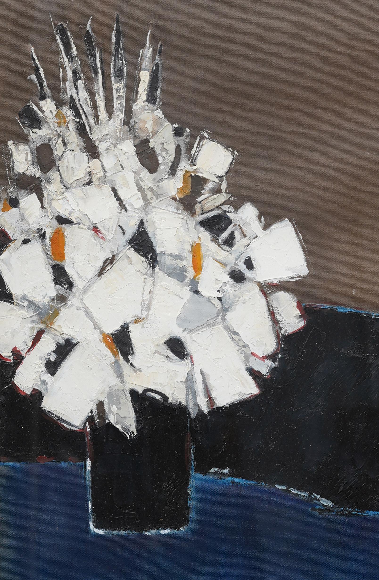 Nature morte à la fleur blanche, expressionnisme abstrait, vintage, moderniste américain, encadré - Gris Still-Life Painting par Unknown