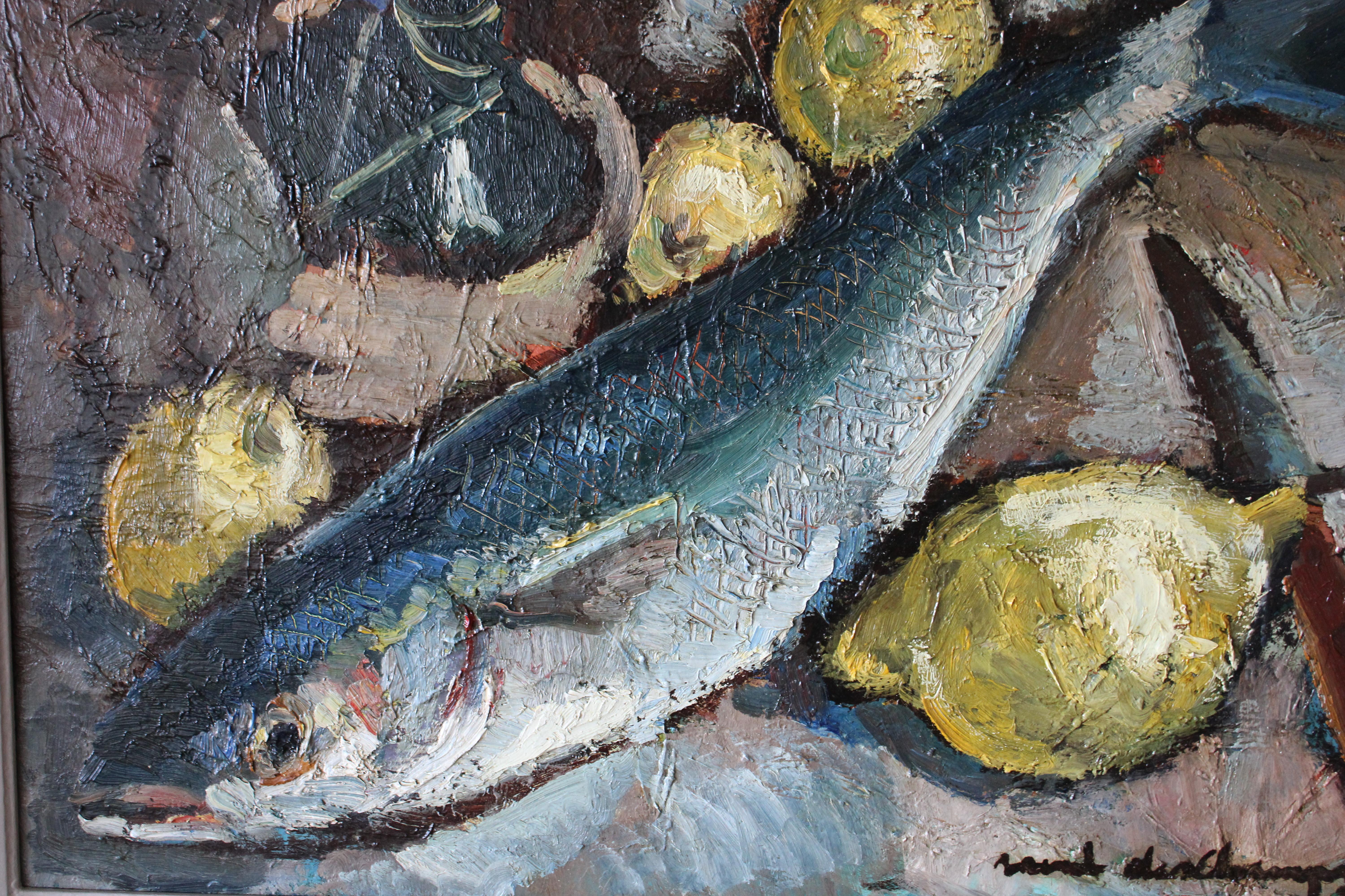 Großes Ölgemälde aus der Jahrhundertmitte mit einem Fisch, Zitronen und einer Flasche Cognac als Stillleben.  Das Gemälde ist unten rechts signiert und datiert.  Mit kräftigen, aber sanften Farben hat der Künstler einen großen Fisch dargestellt, der
