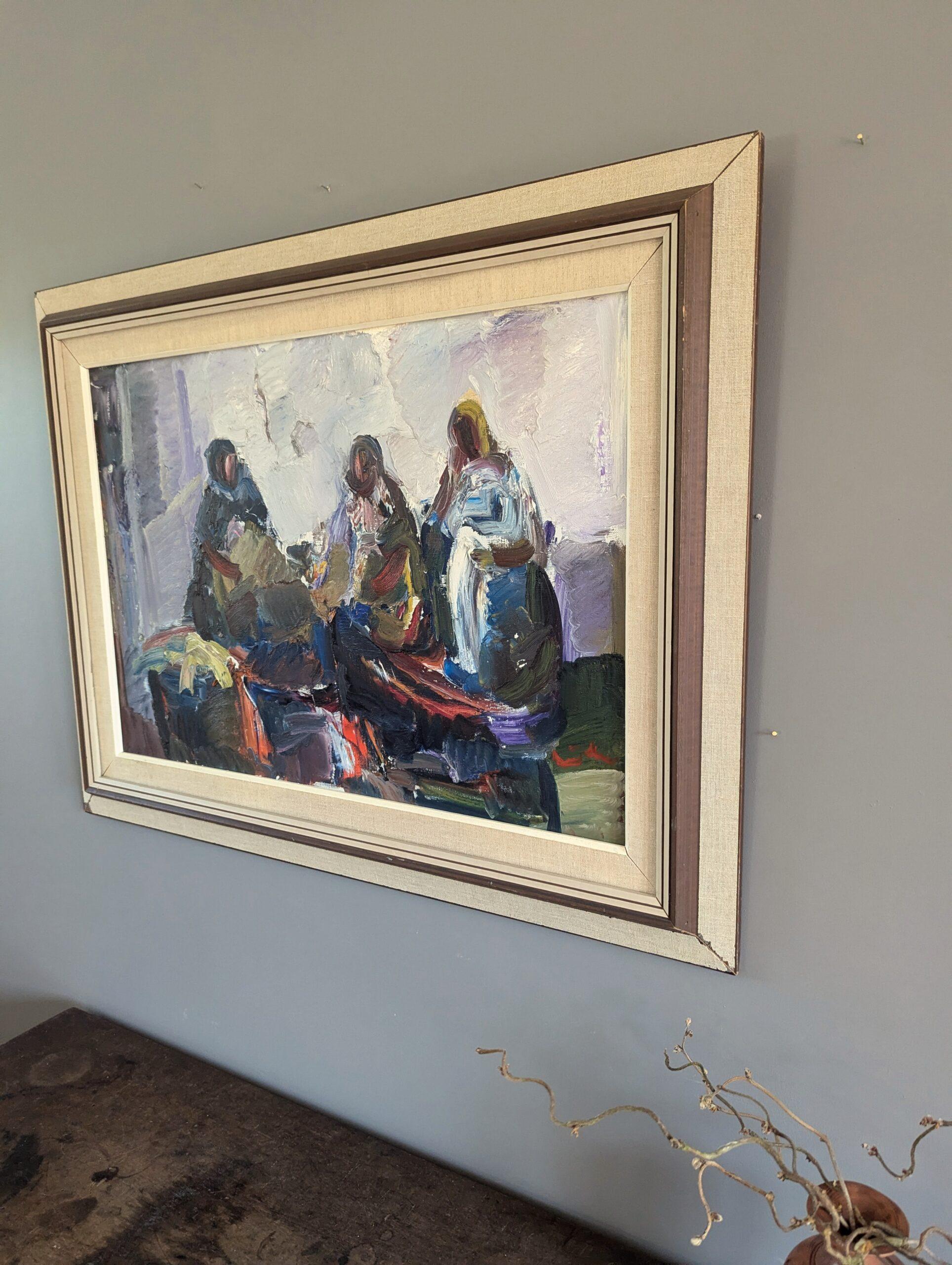 CONVERSAZIONI MATTUTINE
Olio su tela
Dimensioni: 62 x 82 cm (cornice inclusa)

Un'eccellente composizione figurativa semi-astratta della metà del secolo scorso, eseguita ad olio su tela.

Il dipinto presenta tre figure impegnate in un'attività che