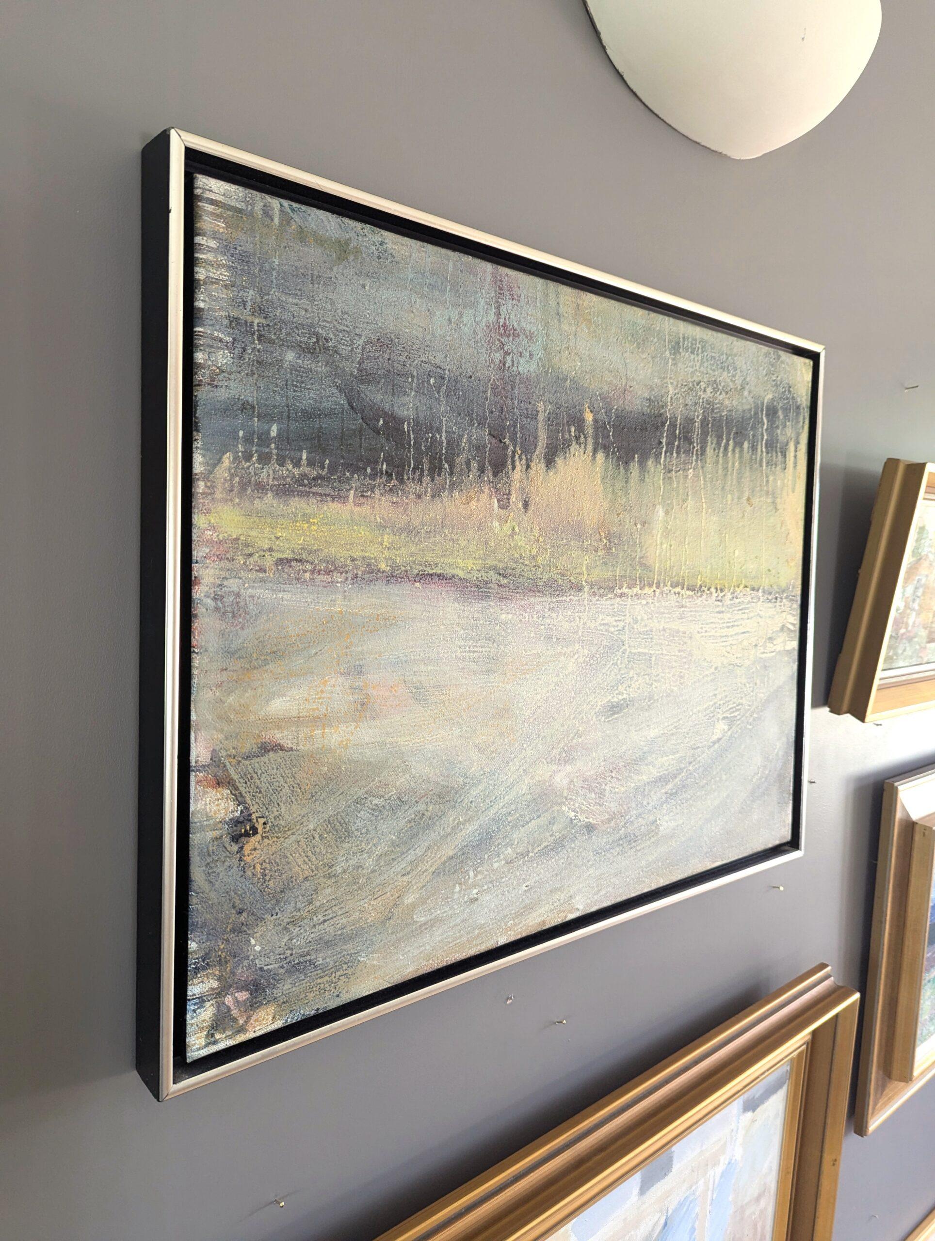 RAINFALL
Dimensions : 47,5 x 61,5 cm (cadre compris)
Tempera sur toile

Un paysage abstrait du milieu du siècle qui évoque une atmosphère mélancolique, ressemblant à un jour de pluie dans la Nature, exécuté à la détrempe sur toile.

L'artiste a