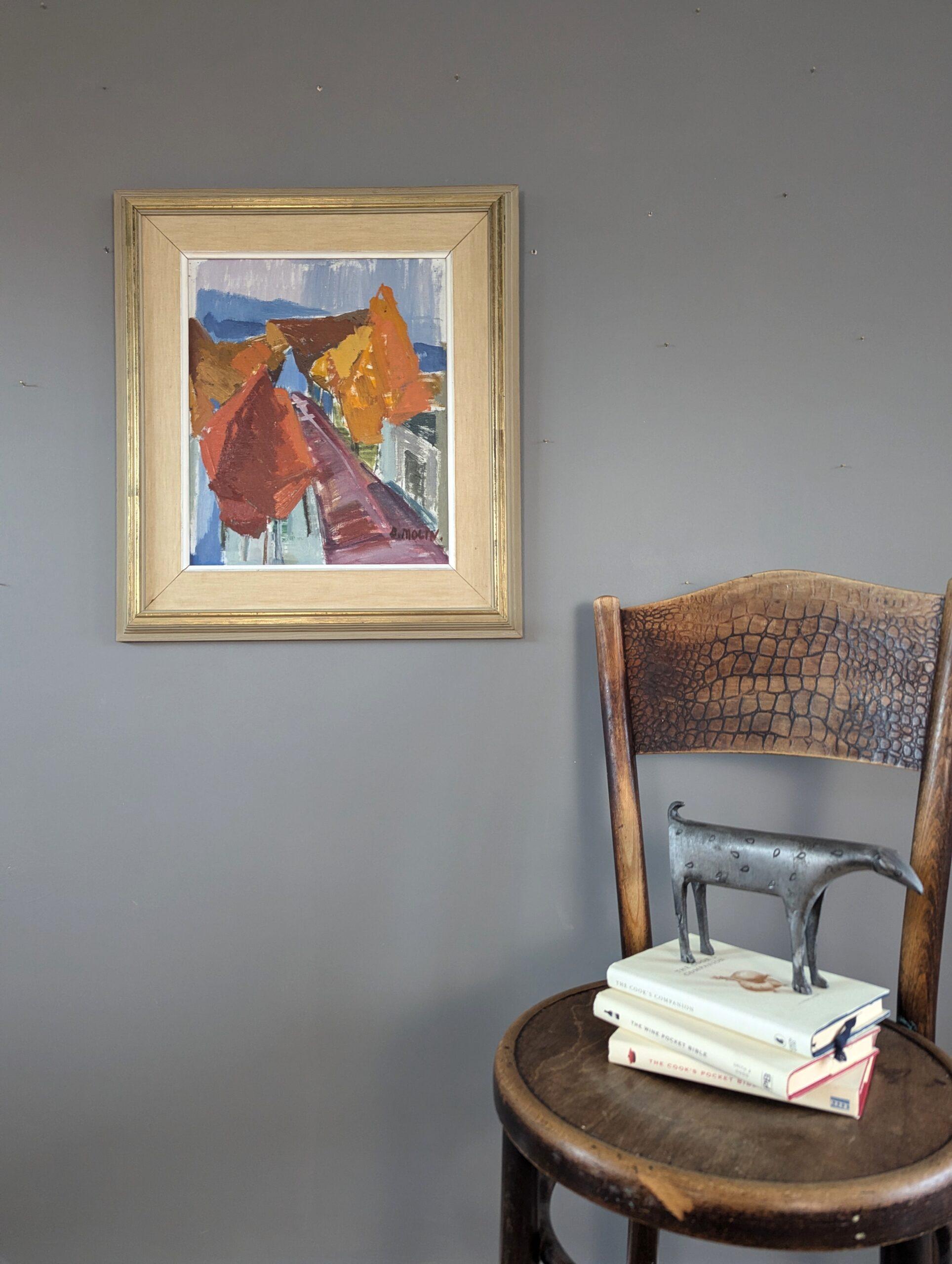 PASSEGGIATA D'AUTUNNO
Olio su tavola
Dimensioni: 55 x 49 cm (cornice inclusa)

Una vivace composizione di scena di strada modernista della metà del secolo scorso, eseguita a olio su tavola.

L'opera d'arte ritrae un sentiero con alberi autunnali, il