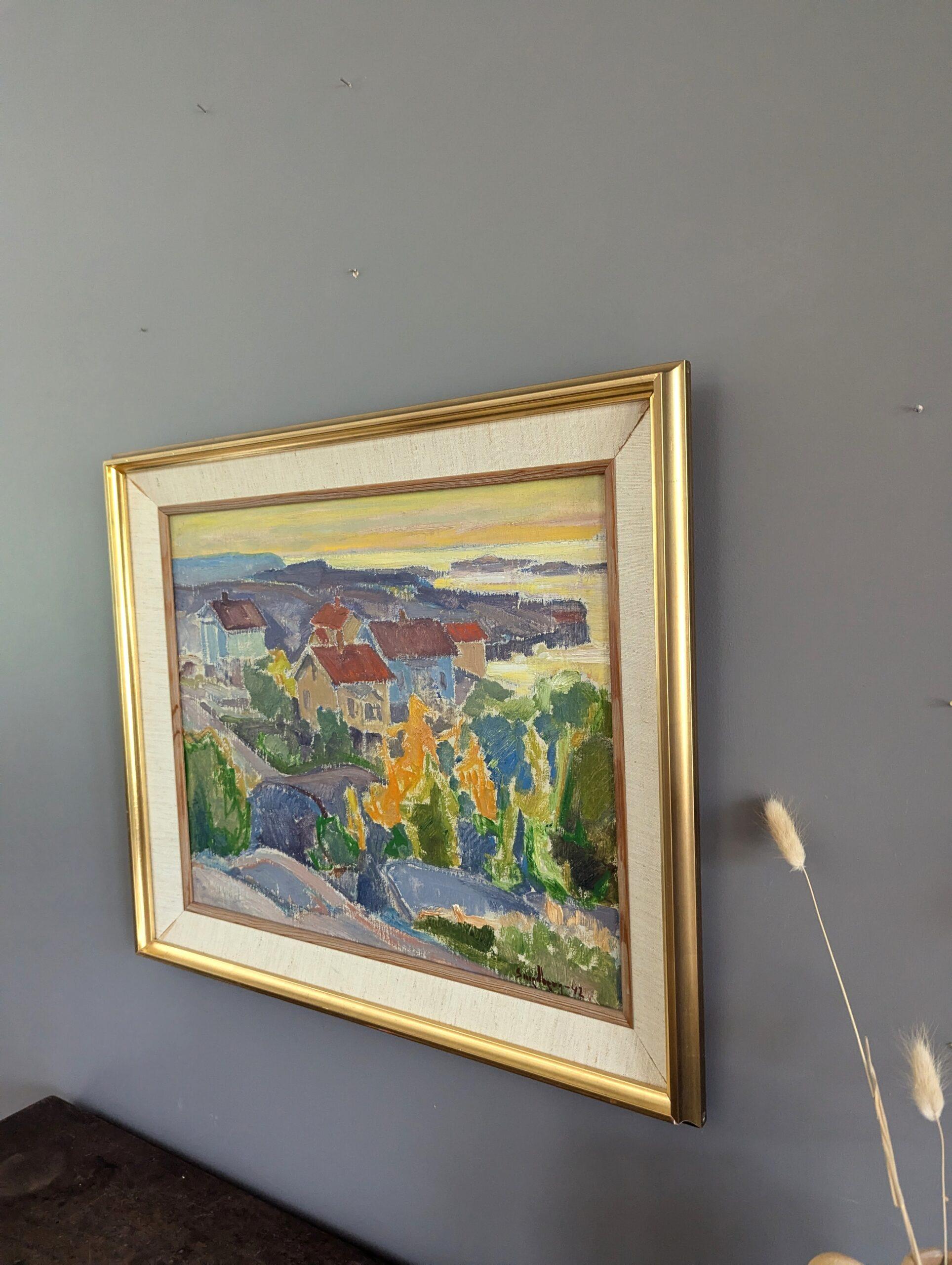 PUESTA DE SOL EN EL BARRIO
Tamaño: 48,5 x 56,5 cm (incluido el marco)
Óleo sobre tabla

Una composición de paisaje urbano modernista de mediados de siglo, viva y ricamente coloreada, pintada al óleo sobre tabla y fechada en 1942.

La composición
