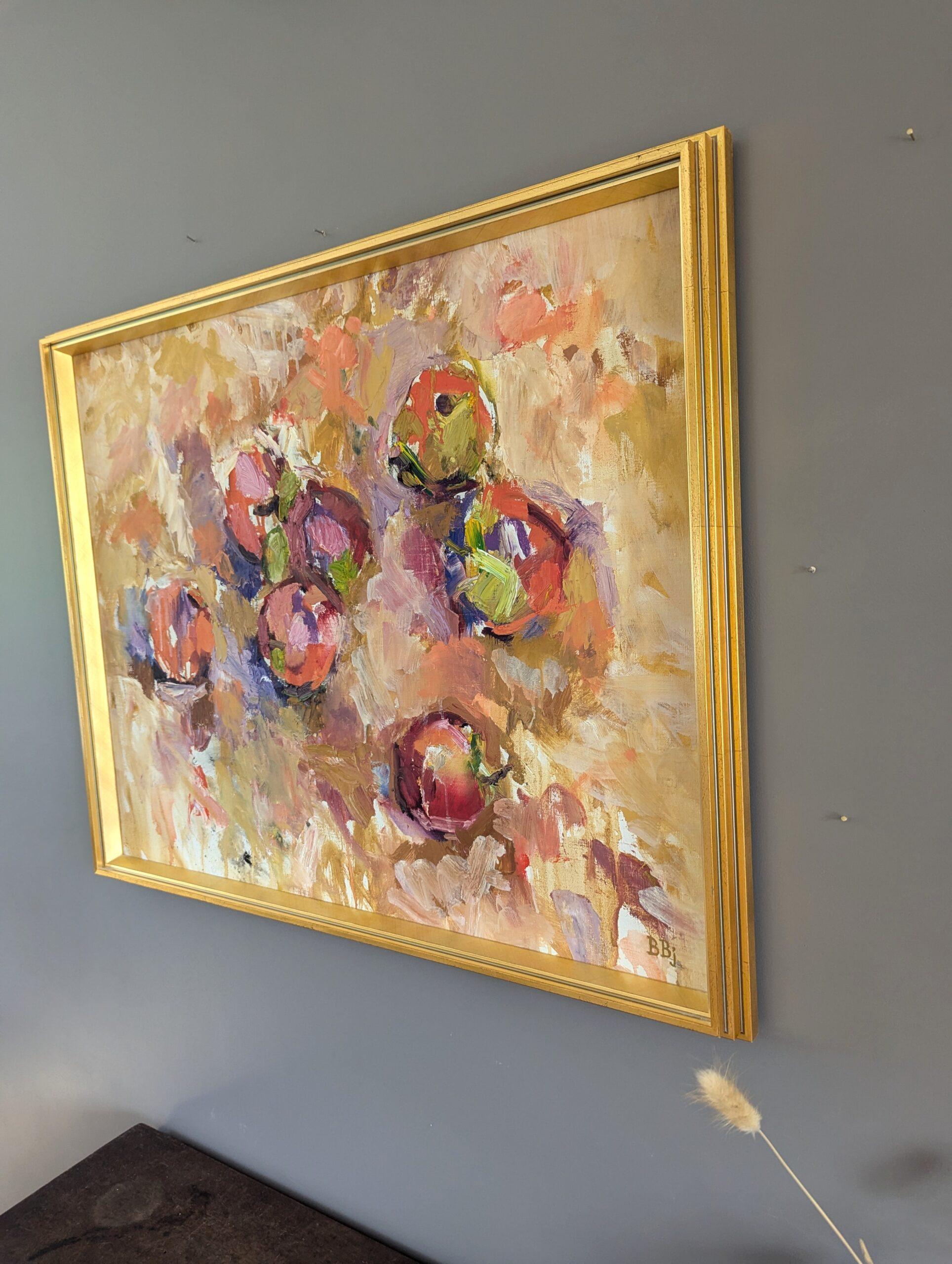 Apfelpracht
Öl auf Leinwand
Größe: 61 x 75 cm (einschließlich Rahmen)

Ein ausdrucksstarkes und farbenprächtiges Stillleben aus der Mitte des Jahrhunderts, ausgeführt in Öl auf Leinwand.

Die einfache, aber wirkungsvolle Komposition des Gemäldes