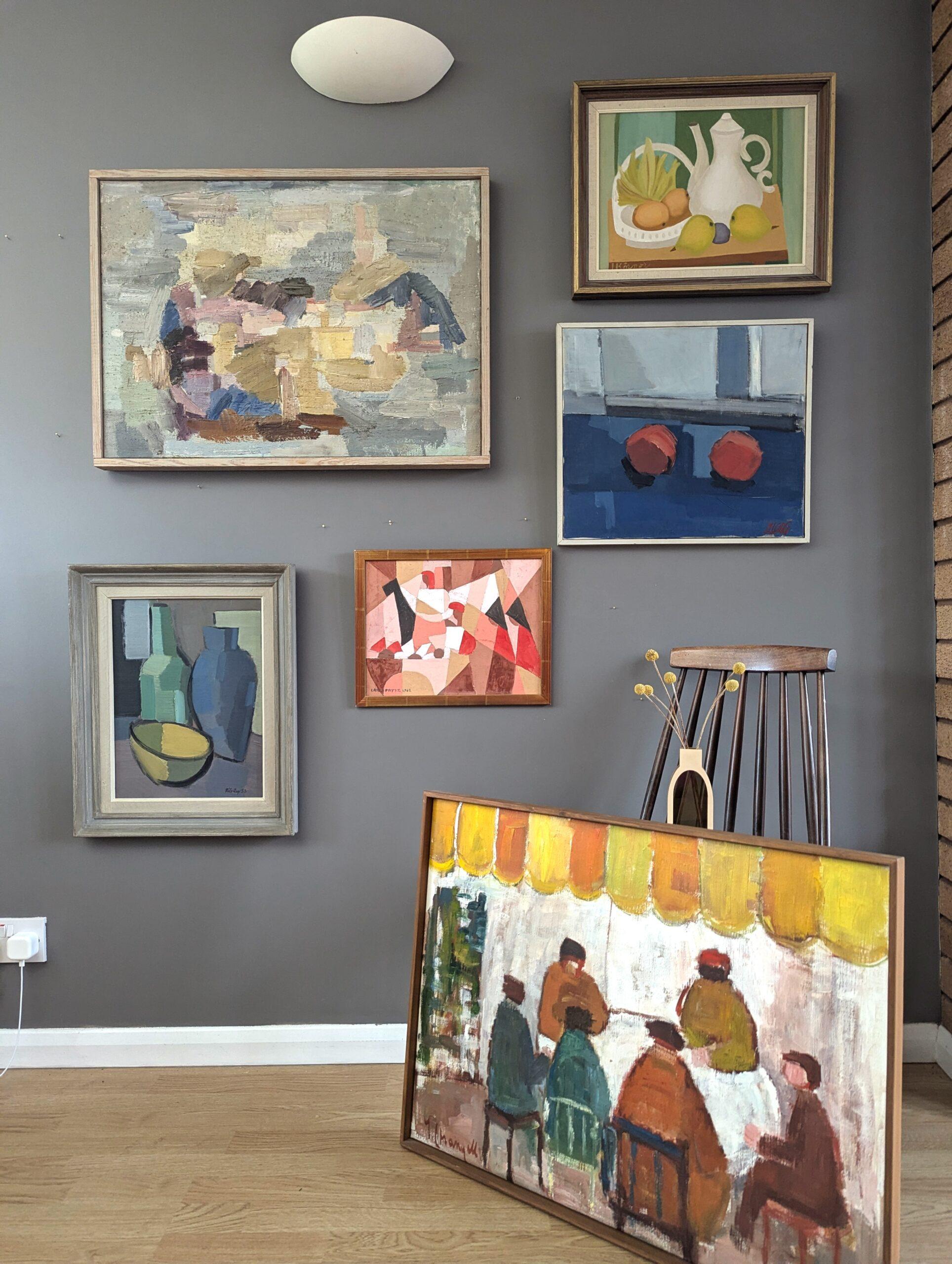 TABLE FOR SIX
Size: 57.5 x 75.5 cm (including frame)
Oil on canvas

An engaging mid-century modernist composition that reflects the beauty of everyday human interactions, executed in oil onto canvas.

This narrative painting depicts an interior