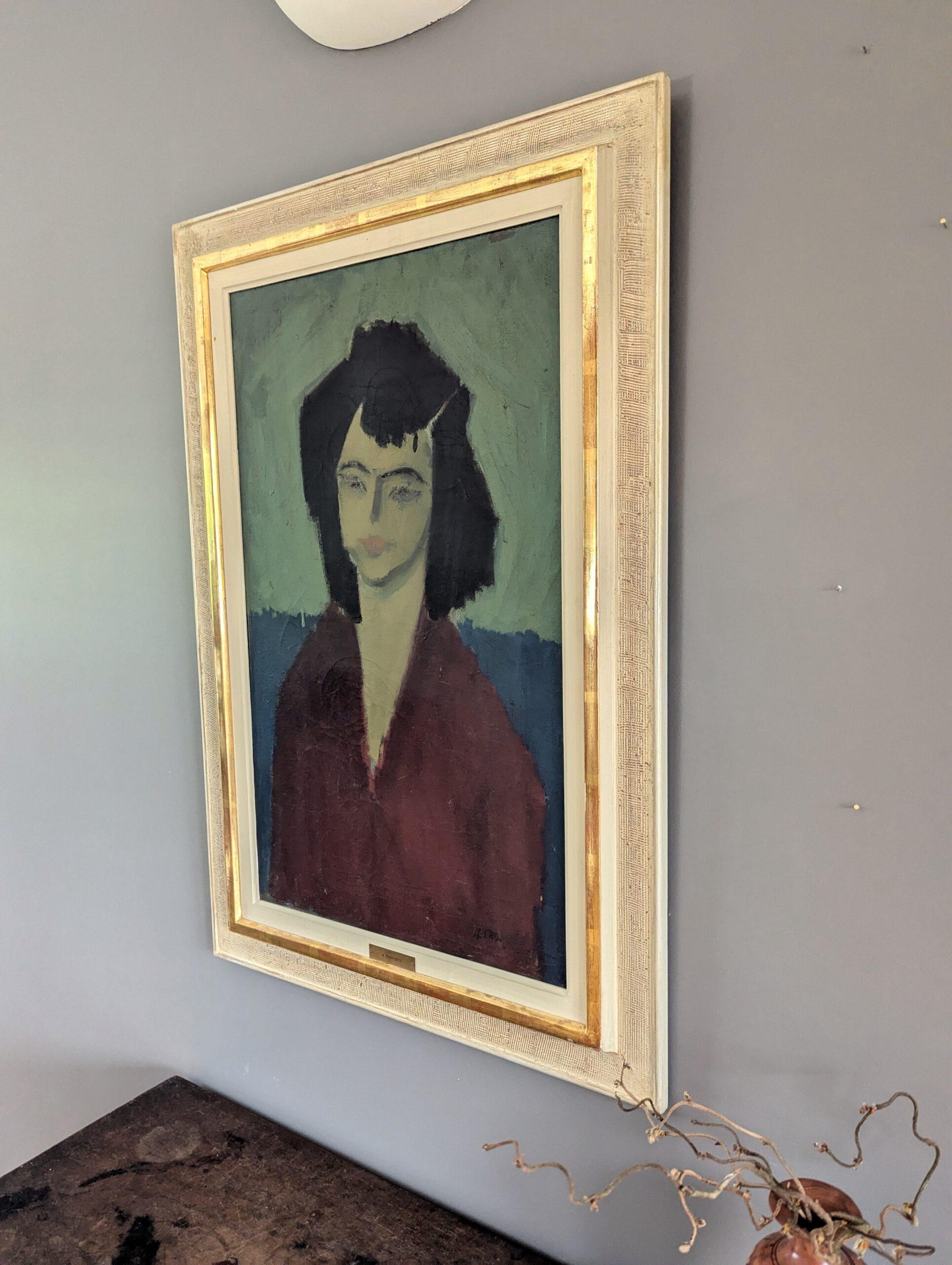PERSO NEL TEMPO
Olio su tela
Dimensioni: 85 x 58 cm (cornice inclusa)

Uno struggente ed emotivo ritratto ad olio modernista della metà del secolo, dipinto su tela.

Il ritratto cattura un momento di tranquilla introspezione, concentrandosi su una