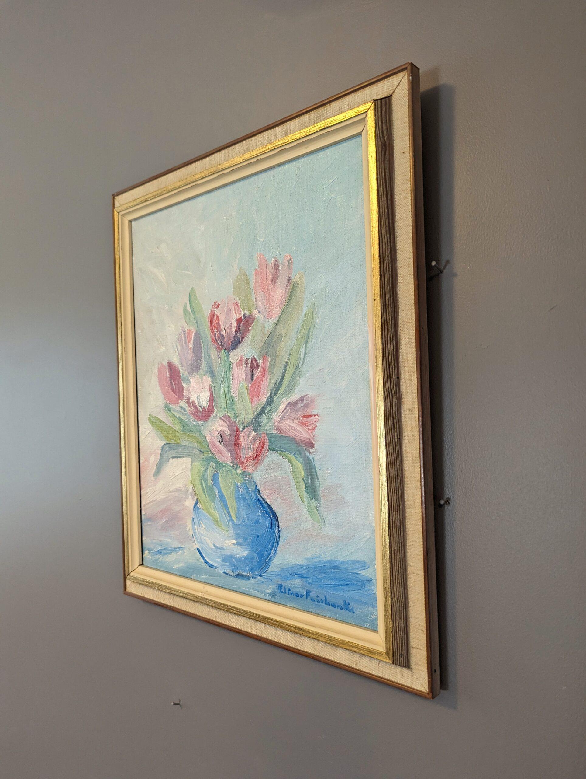TULIPES EN PASTEL
Taille : 38 x 32 cm (cadre compris)
Huile sur toile

Très élégante composition florale à l'huile de style moderniste du milieu du siècle, peinte sur toile.

Cette œuvre florale présente des tulipes rose pâle dans un vase bleu,