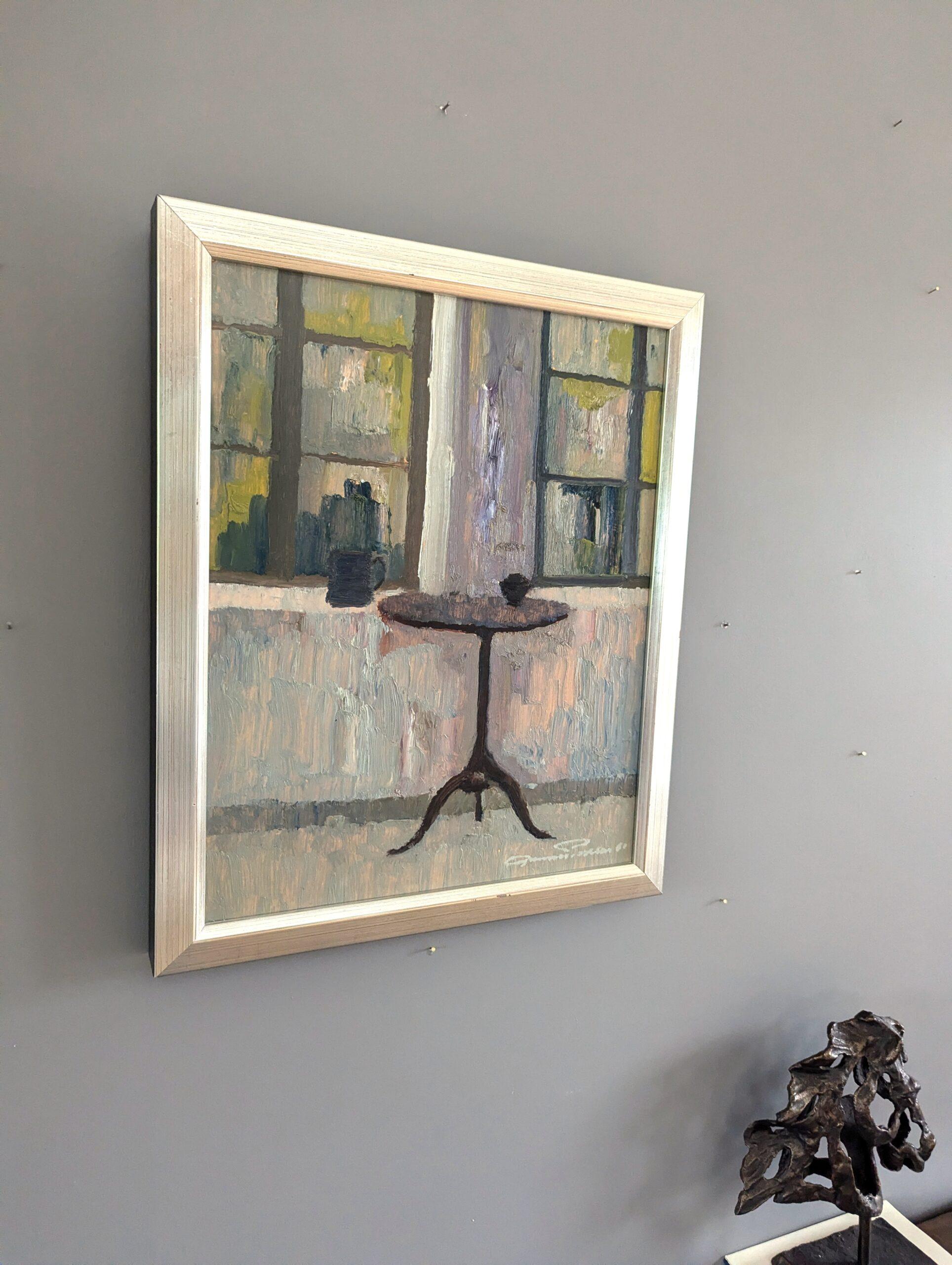 TAVOLO VICINO ALLA FINESTRA
Olio su tavola
Dimensioni: 45,5 x 37,5 cm (cornice inclusa)

Una composizione di natura morta di metà secolo, apparentemente semplice ma accattivante, realizzata a olio su tavola e datata 1960.

Il dipinto presenta una