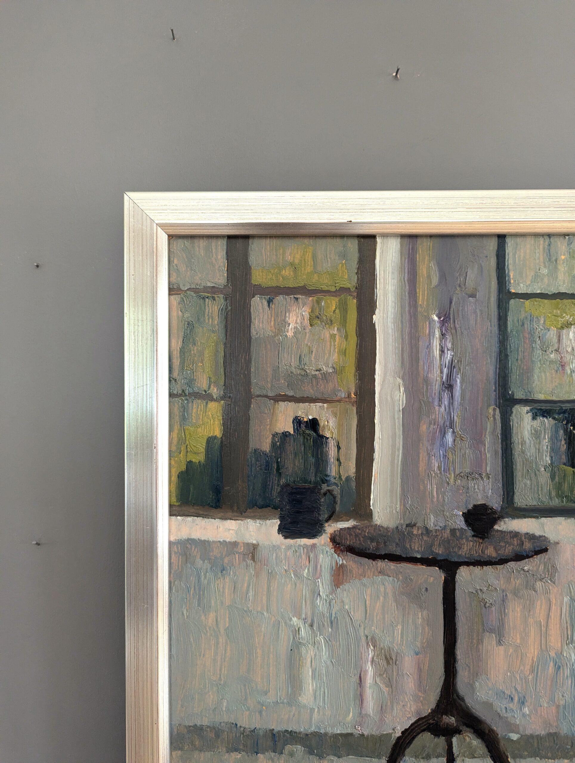 1960 Pittura ad olio di natura morta per interni della metà del secolo scorso - Tavolo vicino alla finestra 2