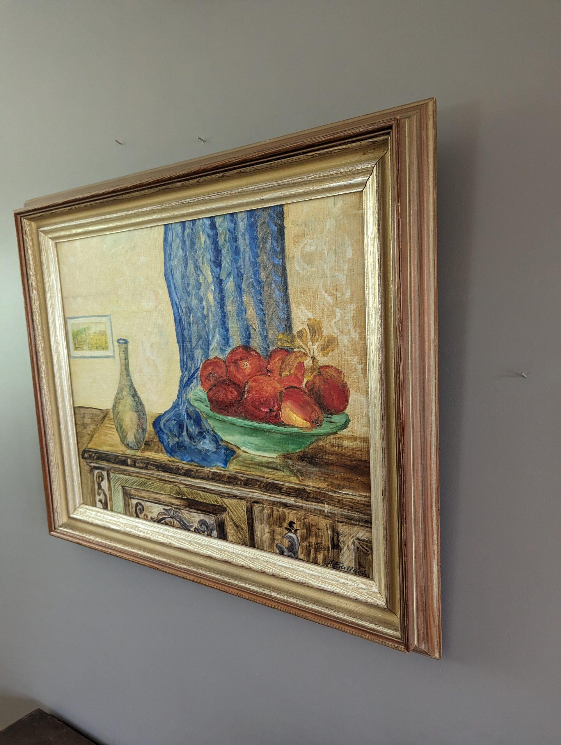 LA CASSA DI LEGNO
Dimensioni: 56 x 66 cm (cornice inclusa)
Olio su tela

Una composizione di metà secolo brillantemente eseguita di una scena d'interni ben decorata, realizzata a olio su tela.

La composizione presenta la metà superiore di una