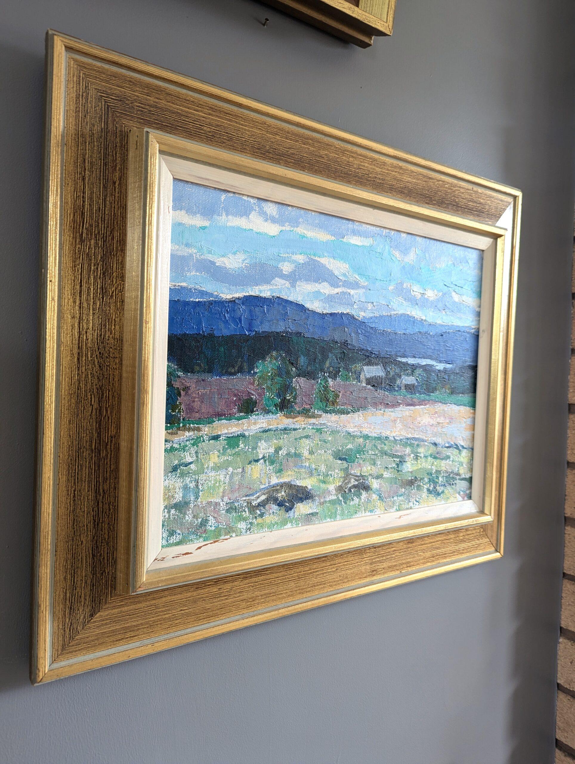 Pittura ad olio incorniciata di un paesaggio moderno di metà secolo - Blu della distanza - Painting Moderno di Unknown