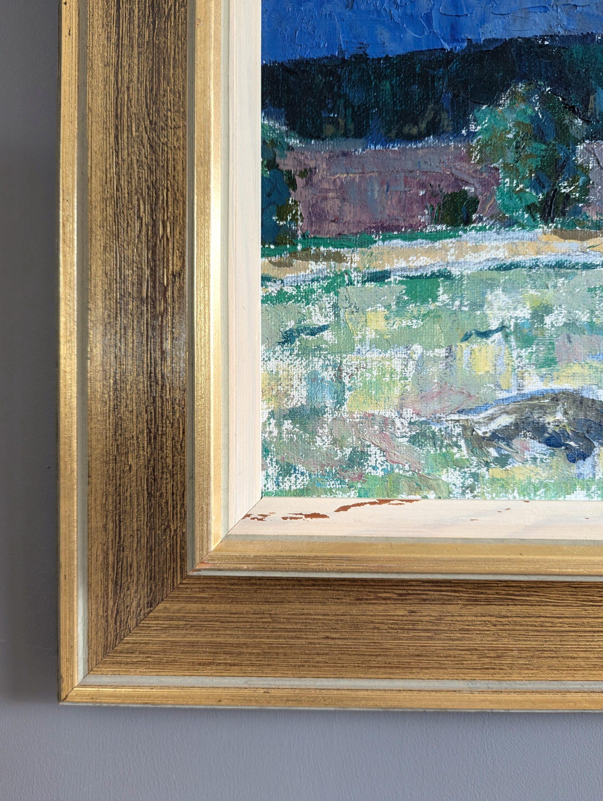 BLU DELLA DISTANZA
Dimensioni: 43 X 50 cm (cornice inclusa)
Olio su tela

Una composizione paesaggistica semi-astratta della metà del secolo scorso, dipinta a olio su tela,

La composizione presenta un paesaggio naturale con campi, foreste e una