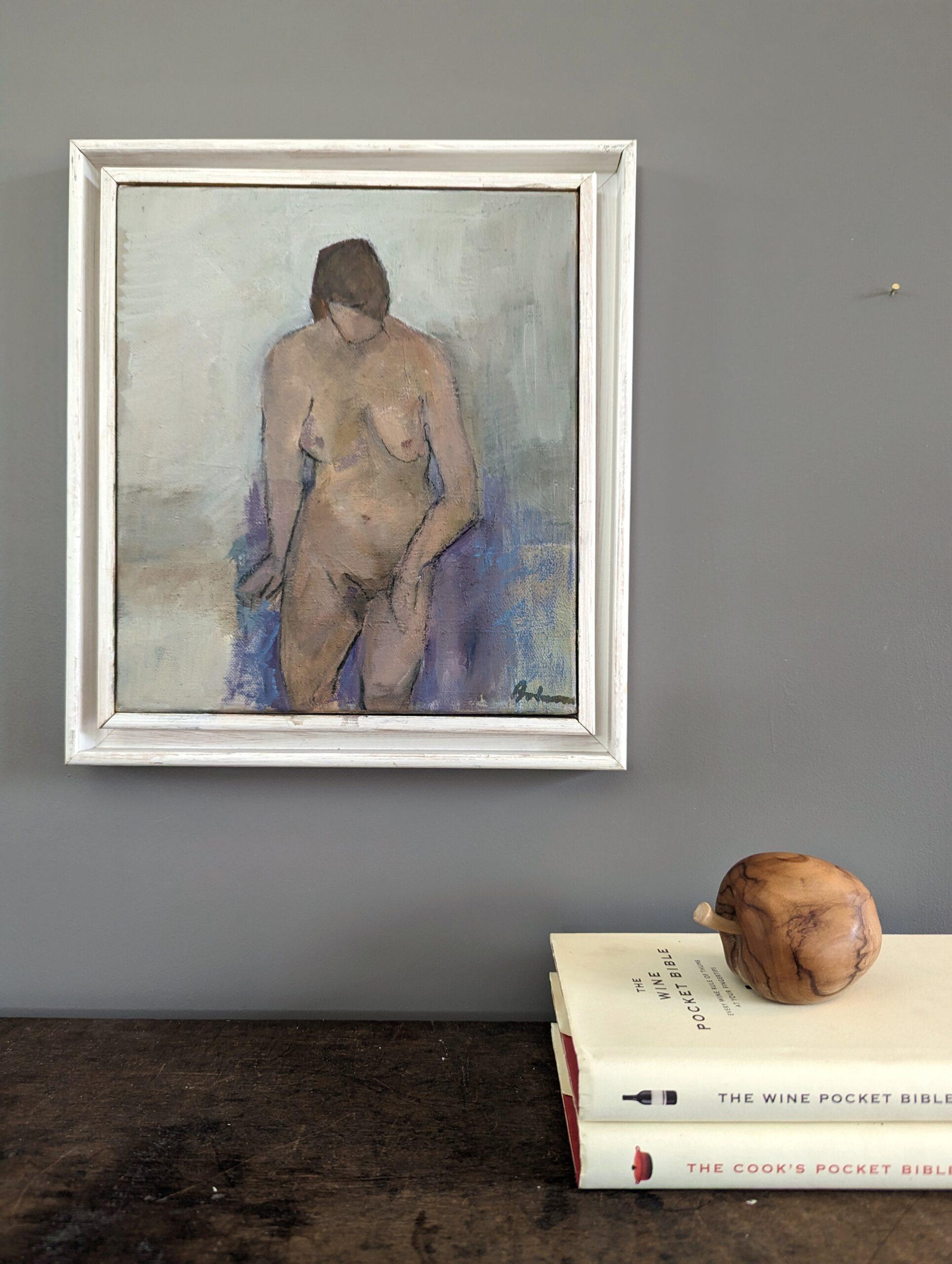 NU SUR UNE CHAISE VIOLETTE
Huile sur toile 
Taille : 29,5 x 26,5 cm (cadre compris)

Composition tendre et contemplative d'un portrait de nu, peint à l'huile sur toile.

L'artiste explore la présence sereine d'une figure féminine nue, délicatement