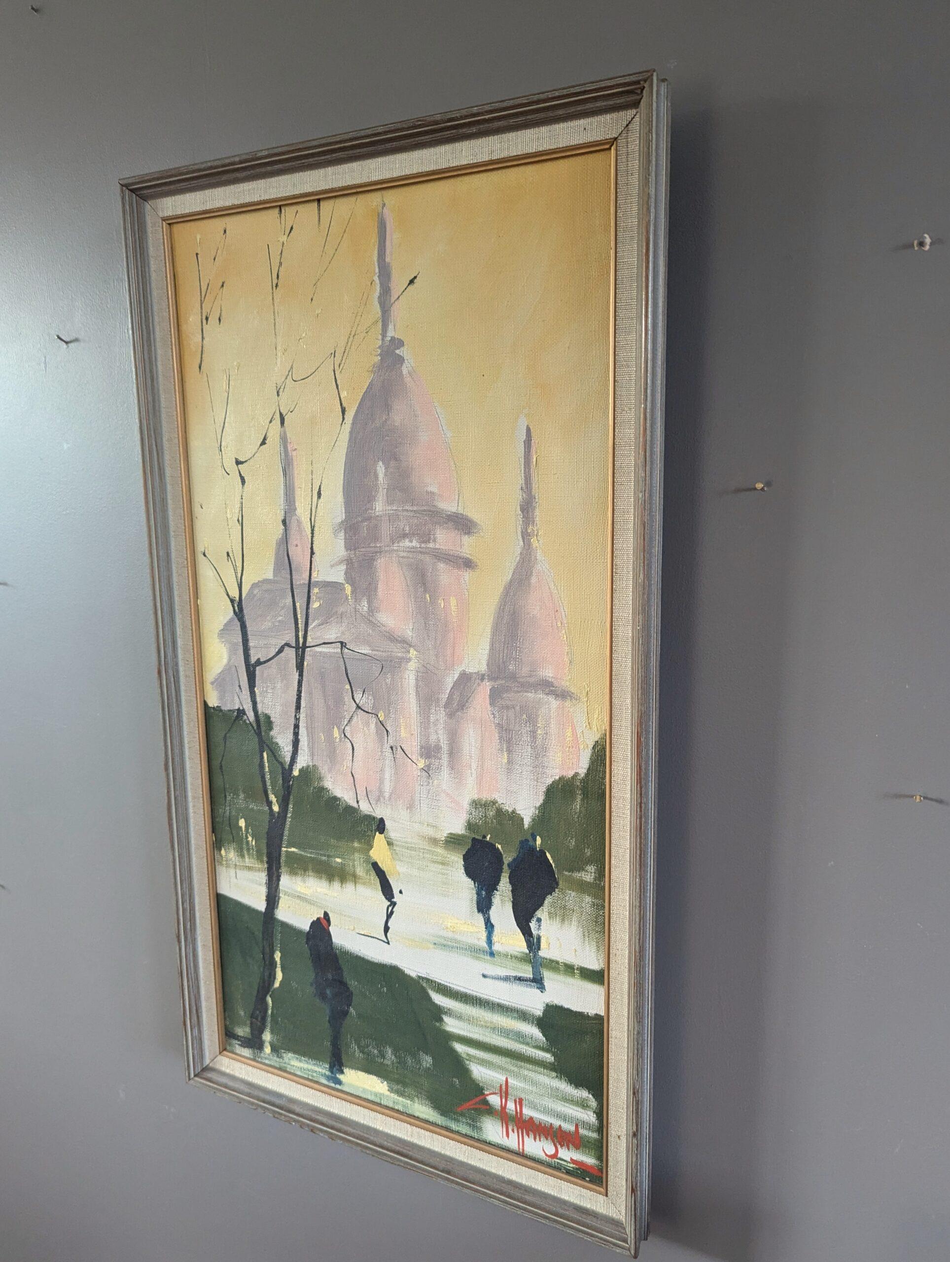 SOTTO IL CIELO DI PARIGI
Olio su tela
Dimensioni: 57 x 31,5 cm (cornice inclusa)

Un tranquillo ed etereo paesaggio urbano di metà secolo che cattura magnificamente il tranquillo movimento della vita quotidiana a Montmartre in Francia, realizzato a