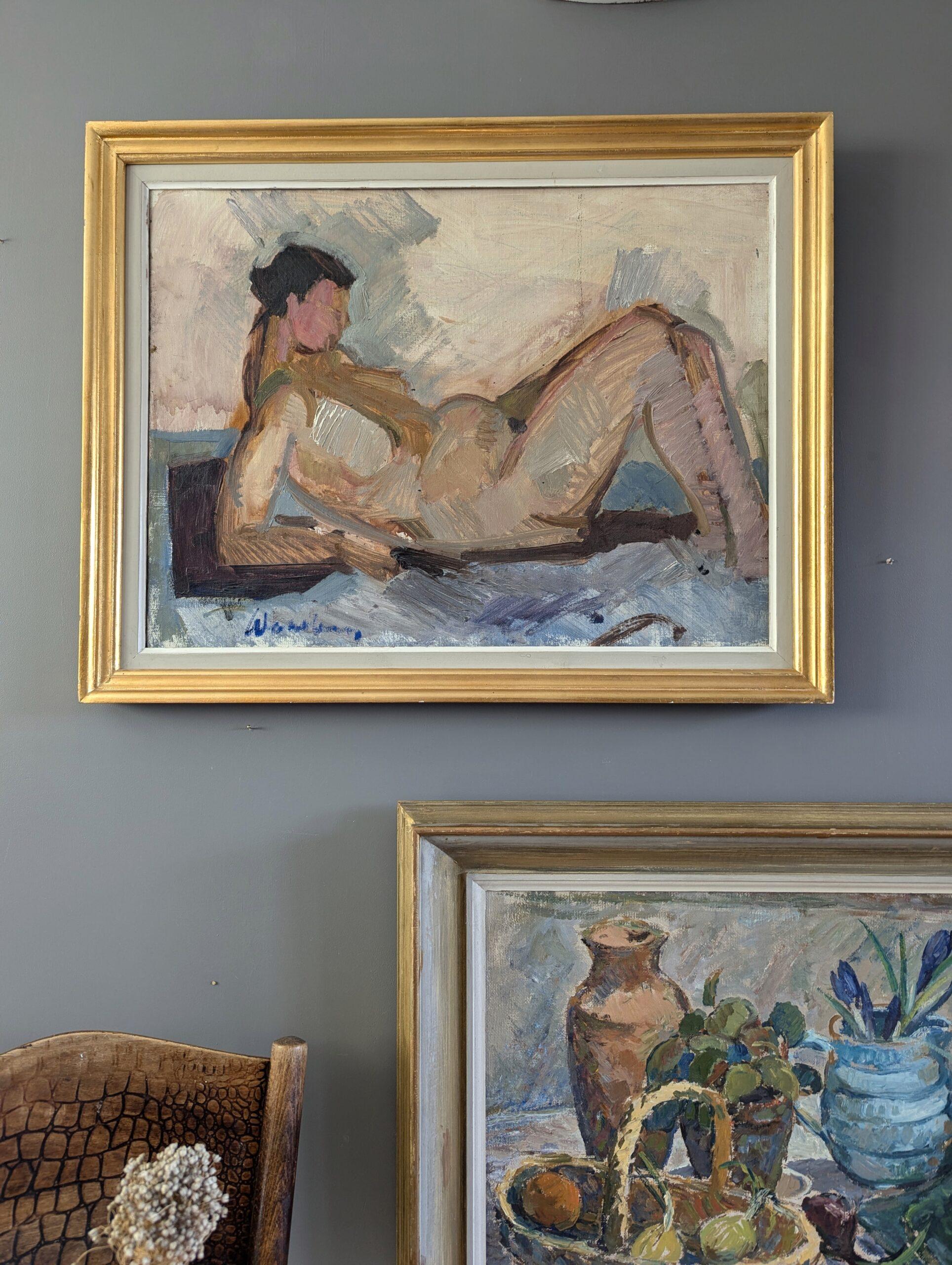 Pintura al óleo figurativa original vintage de mediados de siglo -El desnudo expectante - Nude Painting Marrón de Unknown