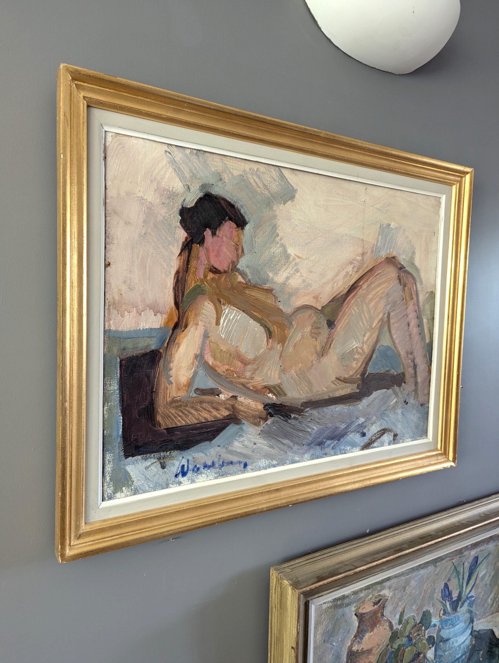 EL DESNUDO EXPECTANTE
Tamaño: 55,5 x 70,5 cm (incluido el marco)
Óleo sobre lienzo

Un retrato figurativo modernista de mediados de siglo, brillantemente ejecutado y emotivo, de una figura desnuda embarazada reclinada en una pose relajada pero