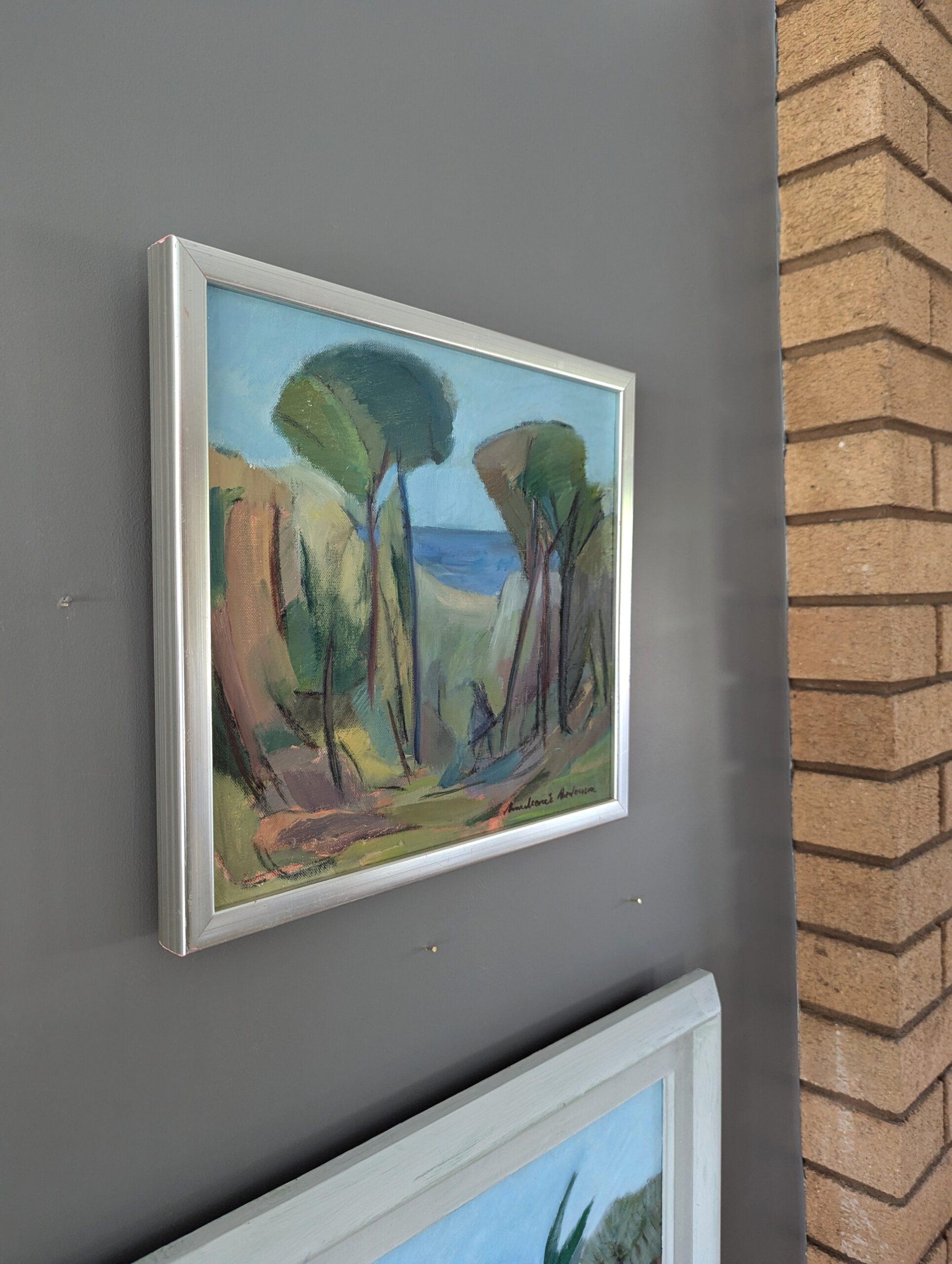 VICINO AL BLU DELL'OCEANO
Olio su tela
Dimensioni: 31 x 34 cm (cornice inclusa)

Un dipinto di paesaggio costiero di metà secolo, piccolo ma di grande impatto, realizzato a olio su tela.

Il primo piano è caratterizzato da alberi poco definiti e