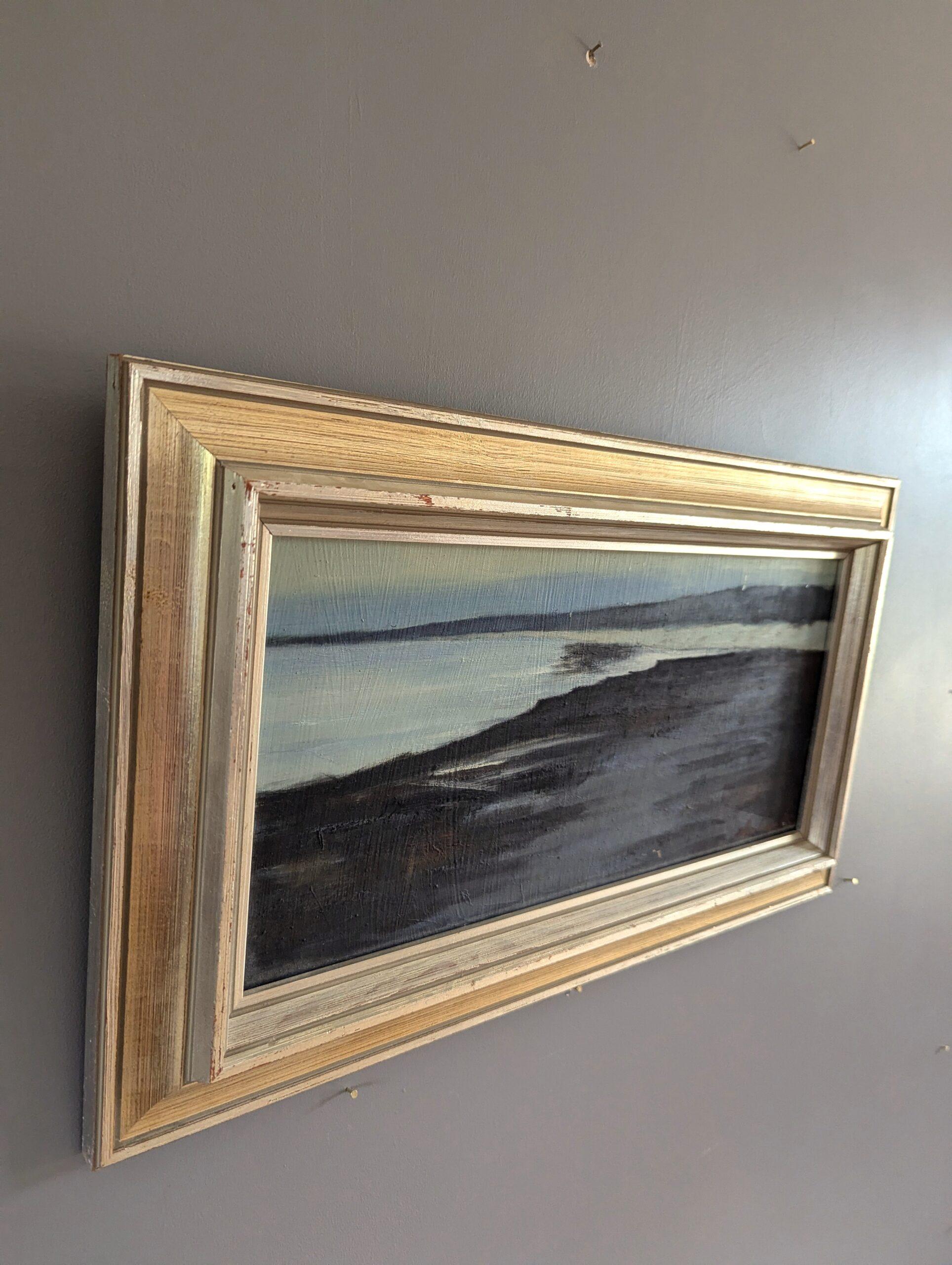 COSTA DEL VENTO
Olio su tavola
Dimensioni: 27 x 46,5 cm (cornice inclusa)

Un'atmosferica e serena composizione di paesaggio costiero semi-astratto della metà del secolo scorso, eseguita a olio su tavola.

Il dipinto presenta una linea di costa e un