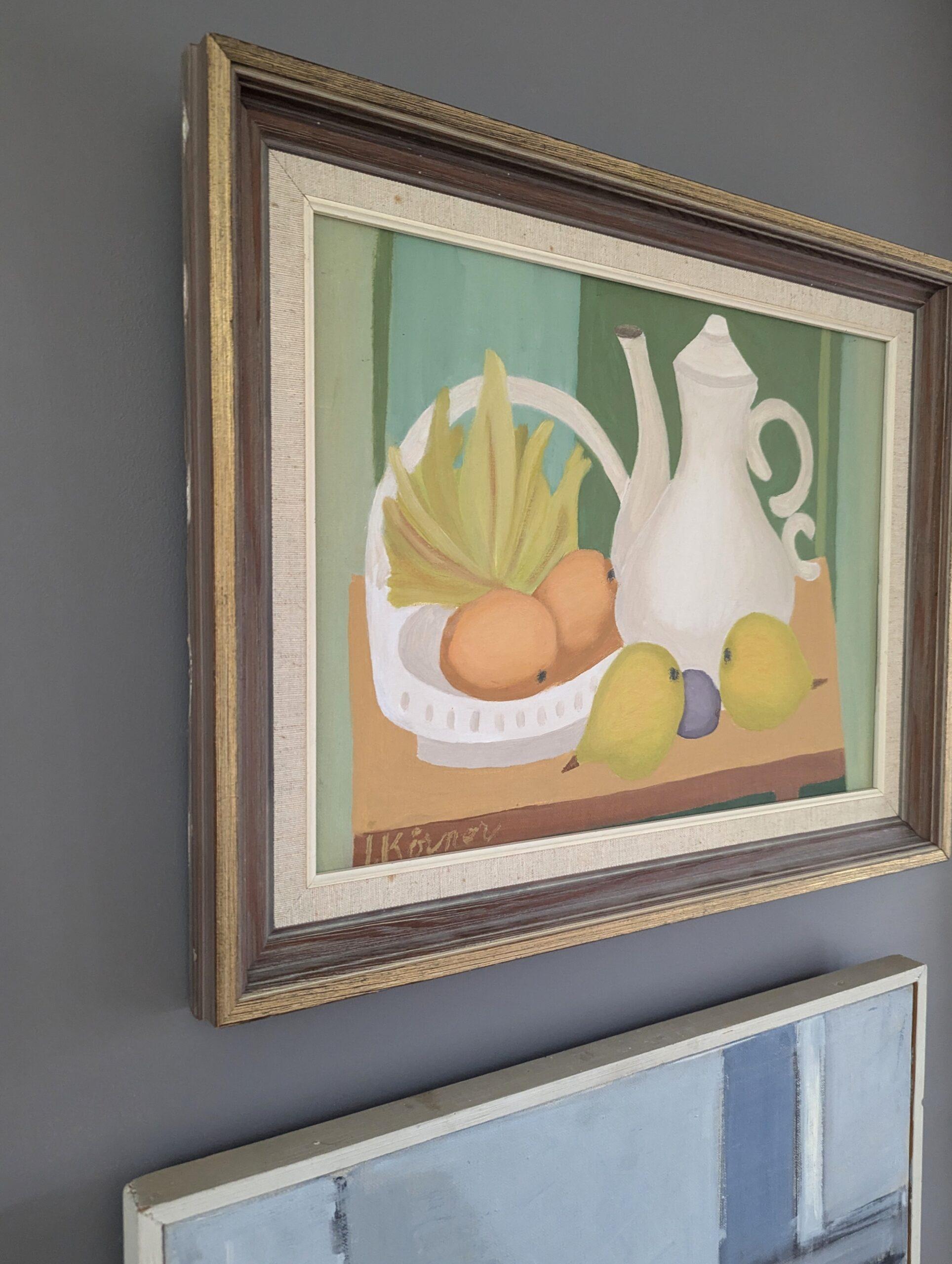 TEEKANNE UND FRÜCHTE
Größe: 39 x 49 cm (einschließlich Rahmen)
Öl auf Karton

Ein charmantes Stillleben aus der Mitte des Jahrhunderts, das die Schönheit alltäglicher Gegenstände durch Farbe und Form feiert, gemalt in Öl auf Karton.

Eine elegante