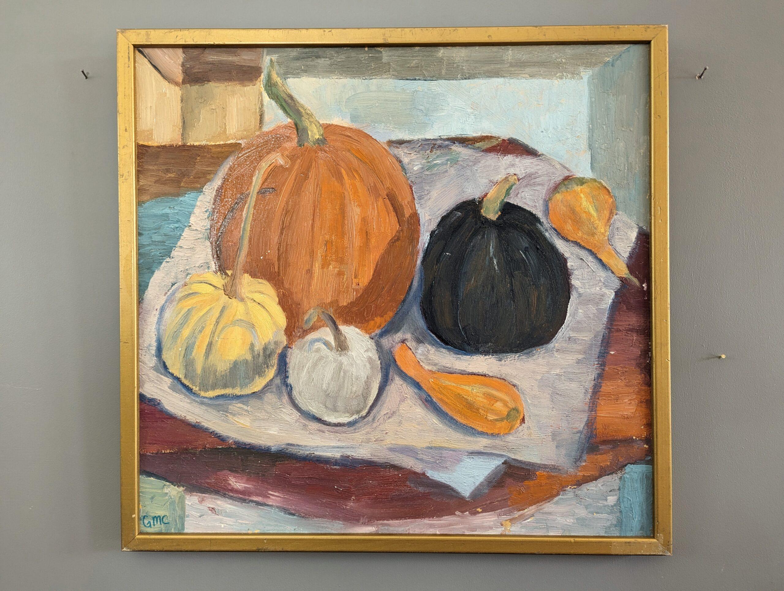 DIE GOURDS
Größe: 42 x 44 cm (einschließlich Rahmen)
Öl auf Karton

Ein lebhaftes Stillleben aus der Mitte des Jahrhunderts, gefüllt mit einer Vielzahl von Kürbissen, ausgeführt in Öl auf Karton.

Die Kürbisse in verschiedenen Formen und Größen sind