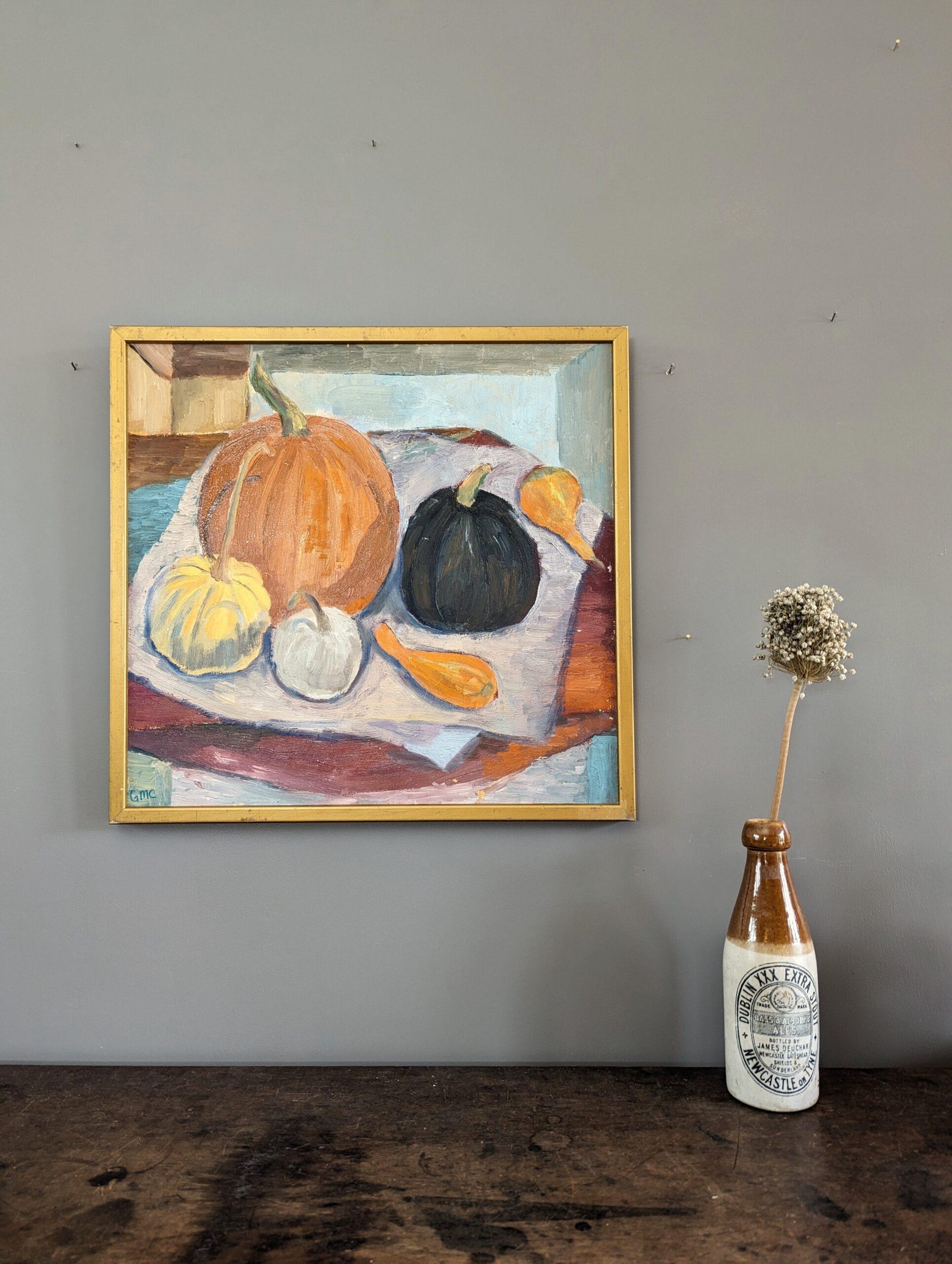 DIE GOURDS
Größe: 42 x 44 cm (einschließlich Rahmen)
Öl auf Karton

Ein lebhaftes Stillleben aus der Mitte des Jahrhunderts, gefüllt mit einer Vielzahl von Kürbissen, ausgeführt in Öl auf Karton.

Die Kürbisse in verschiedenen Formen und Größen sind