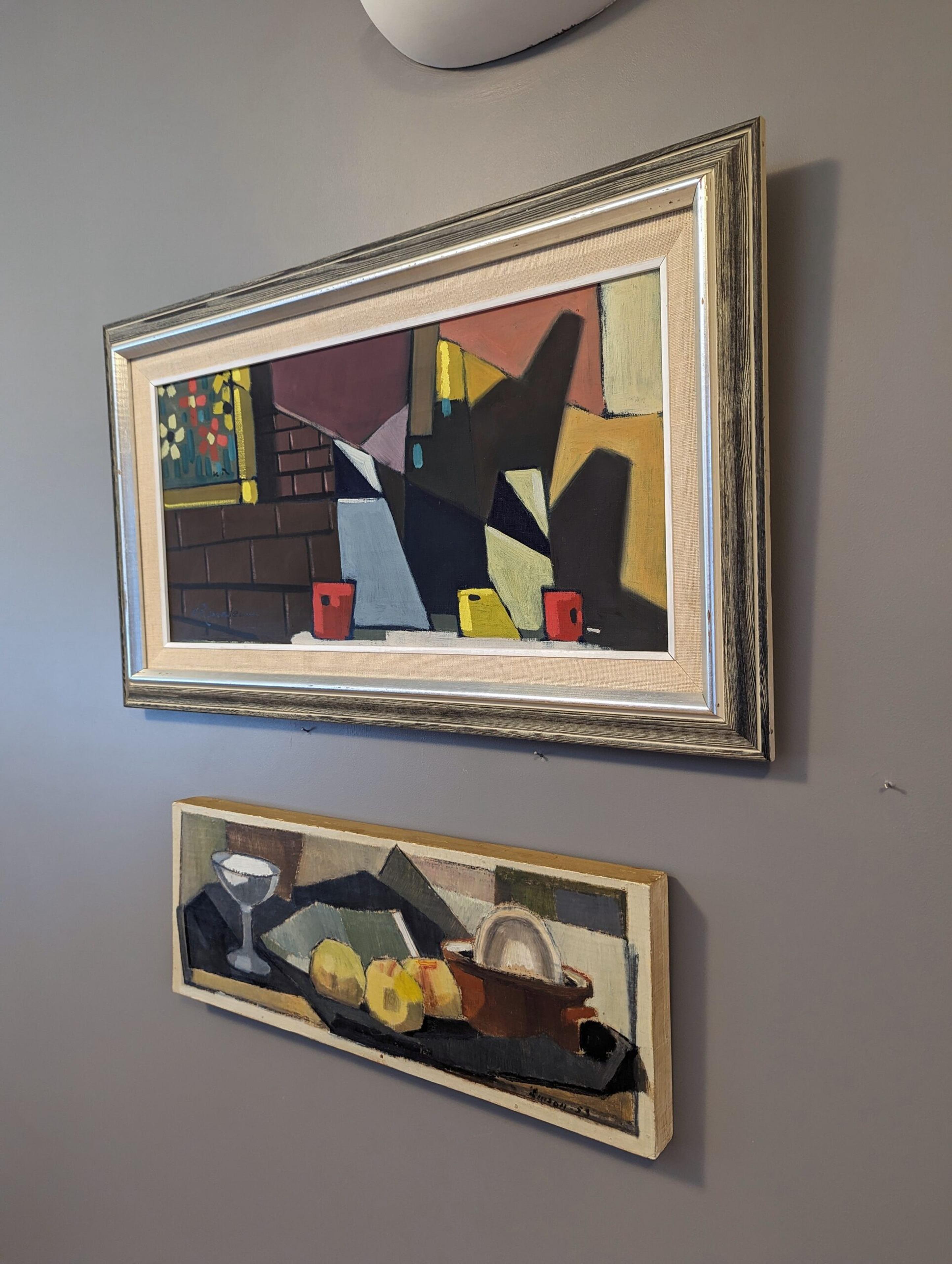 JUGS CUBISTES
Huile sur toile
Dimensions : 41,5 x 71,5 cm (cadre compris)

Une composition moderniste riche et vivante, peinte à l'huile sur toile.

Avec une myriade de couleurs audacieuses et frappantes dans une série de formes géométriques, nous