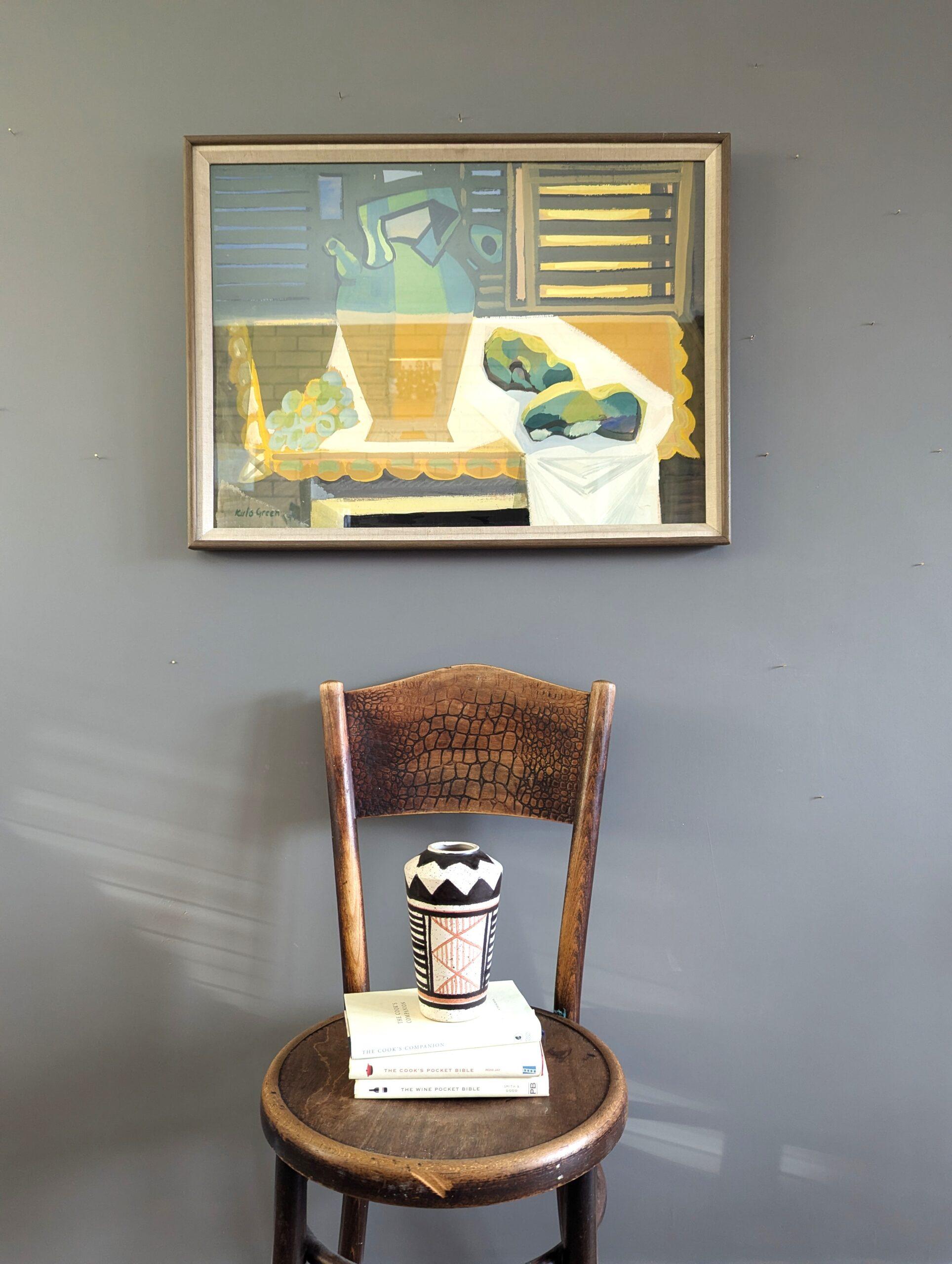 JARRA Y UVAS
Tamaño: 55 x 73 cm (marco incluido)
Aguada sobre papel

Una composición de bodegón interior de estilo modernista de mediados de siglo, vivaz y brillantemente ejecutada al gouache.

El cuadro muestra una jarra, un racimo de uvas y formas