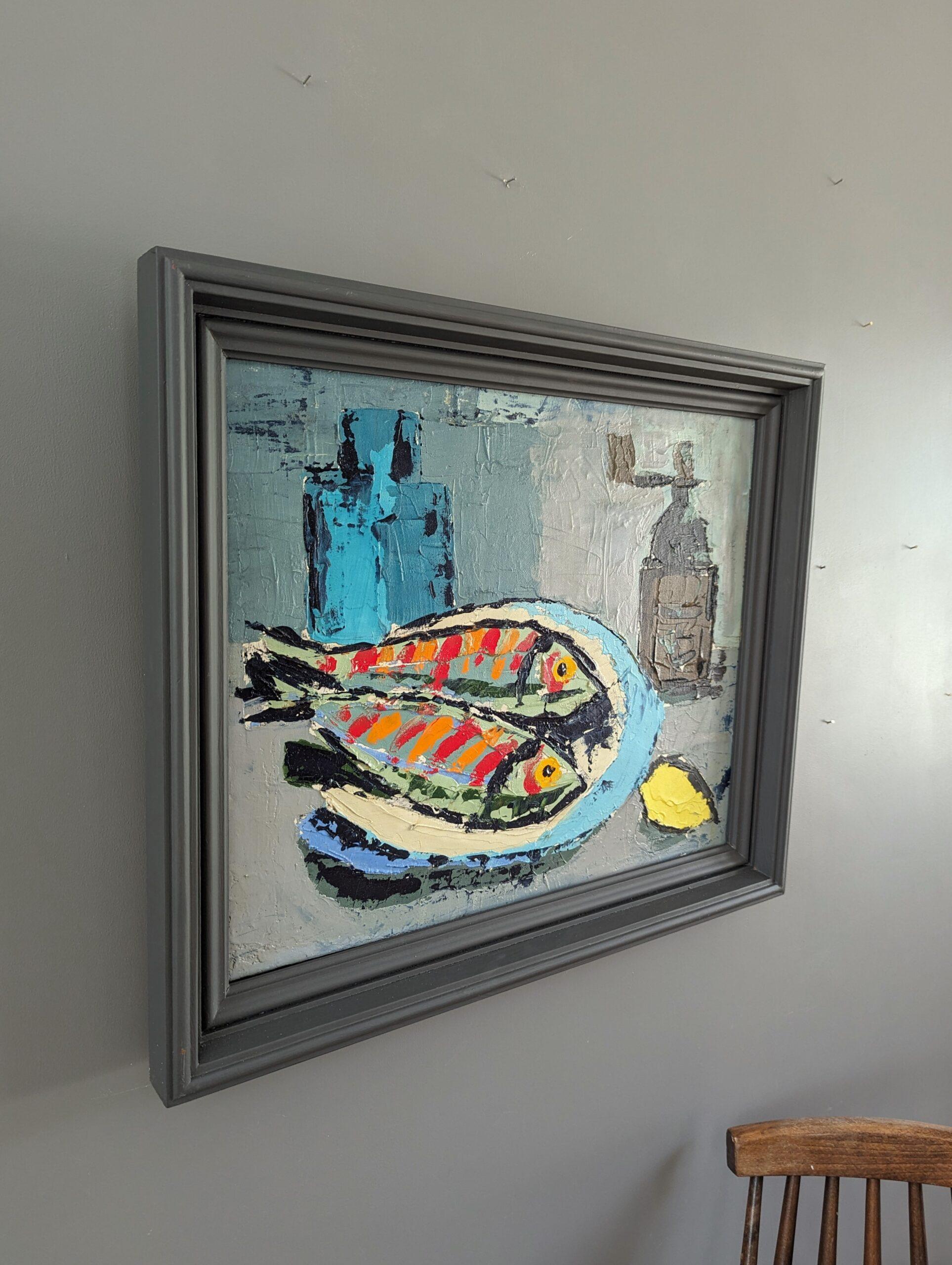 PESCADO Y LIMÓN
Tamaño: 49,5 x 59 cm (incluido el marco)
Óleo sobre lienzo

Una vibrante y segura representación de un bodegón con la mesa puesta, realizada al óleo sobre lienzo.

En el centro de la composición hay un plato crema con el borde azul,