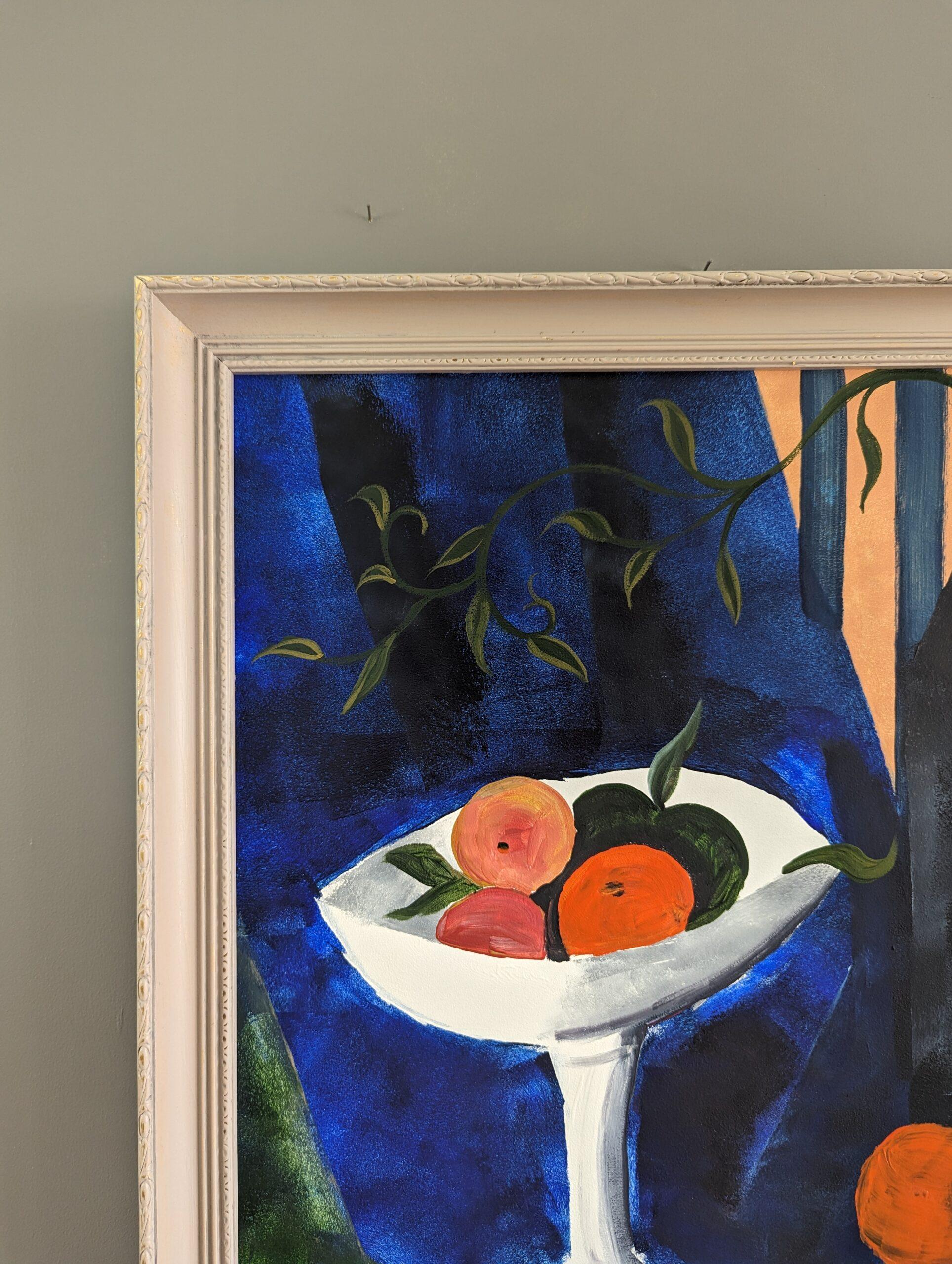 ARANCE E BOTTIGLIA
Dimensioni: 68 x 52,5 cm (cornice inclusa)
Olio su tavola

Una composizione modernista di metà secolo ben eseguita e dai colori vivaci, dipinta a olio su tavola.

Questo quadro, che ricorda l'artista Modern British Mary Fedden, è