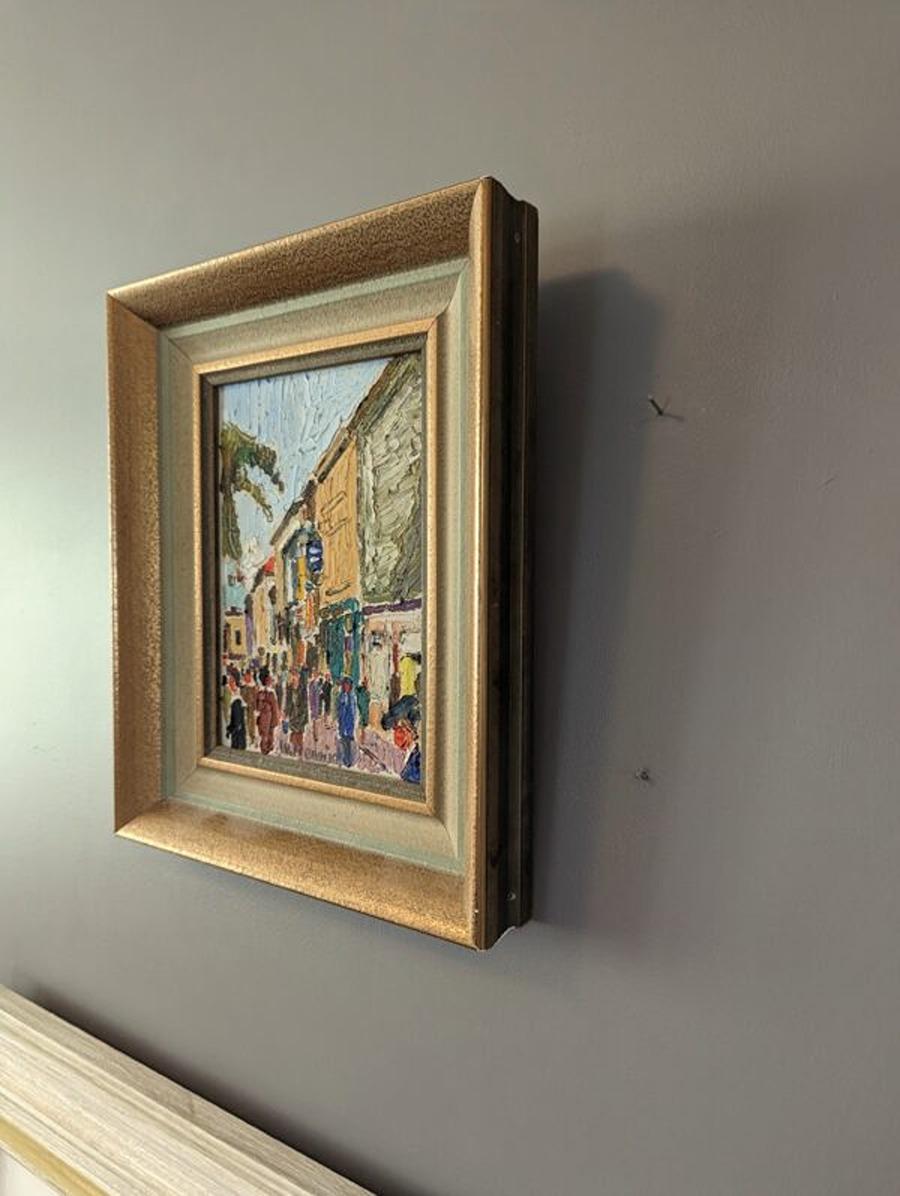 PASEO PROMENADE
Tamaño: 29 x 23,5 cm (incluido el marco)
Óleo sobre tabla

Una pequeña pero muy impactante composición de escena callejera modernista de mediados de siglo, realizada en óleo sobre lienzo.

El cuadro capta la esencia de un vibrante