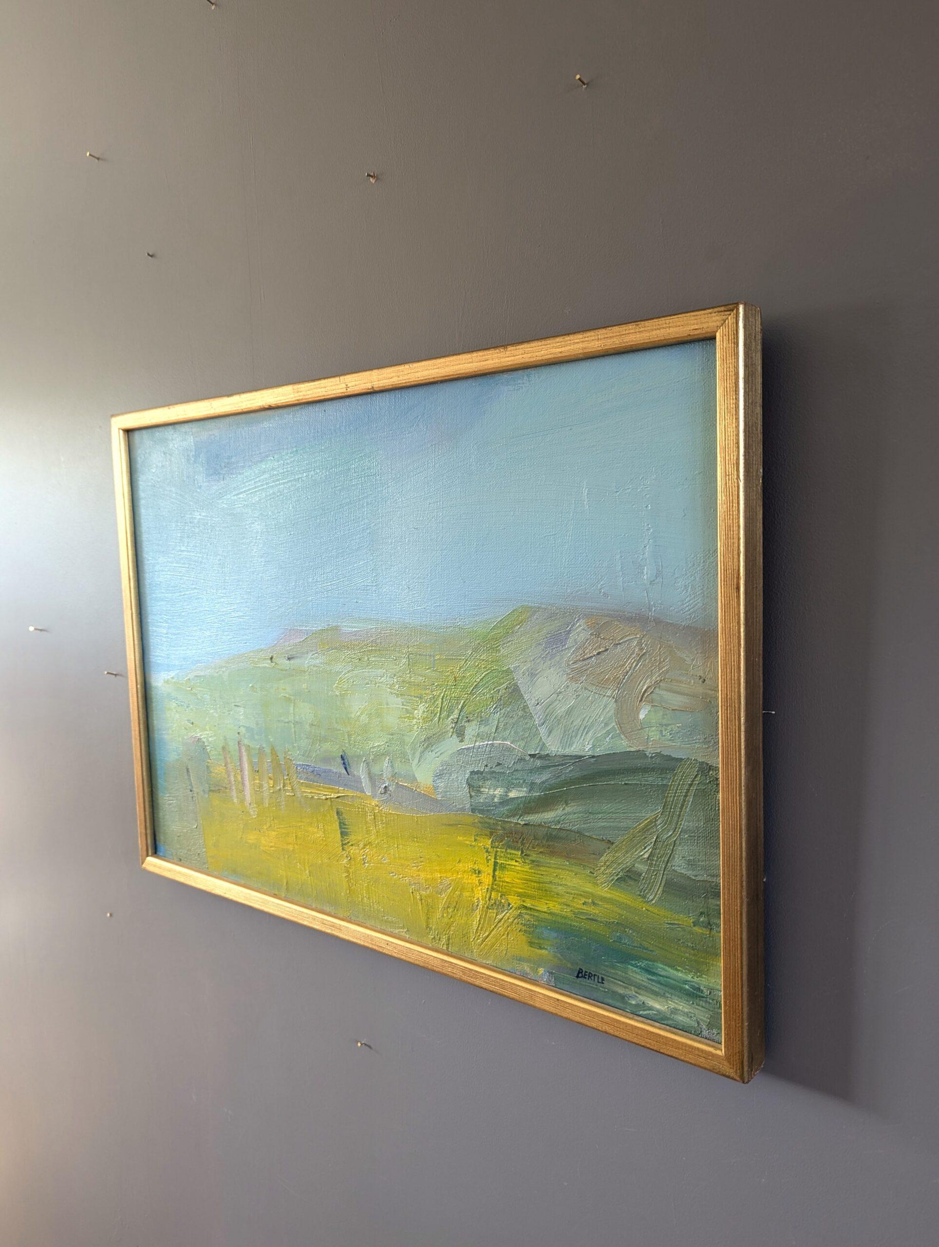 PAISAJE ETÉREO
Tamaño: 41 x 57 cm (marco incluido)
Óleo sobre lienzo

Un emotivo y tranquilo paisaje abstracto de mediados de siglo, realizado en óleo sobre lienzo.

La composición presenta ondulantes colinas verdes y un campo dorado en primer
