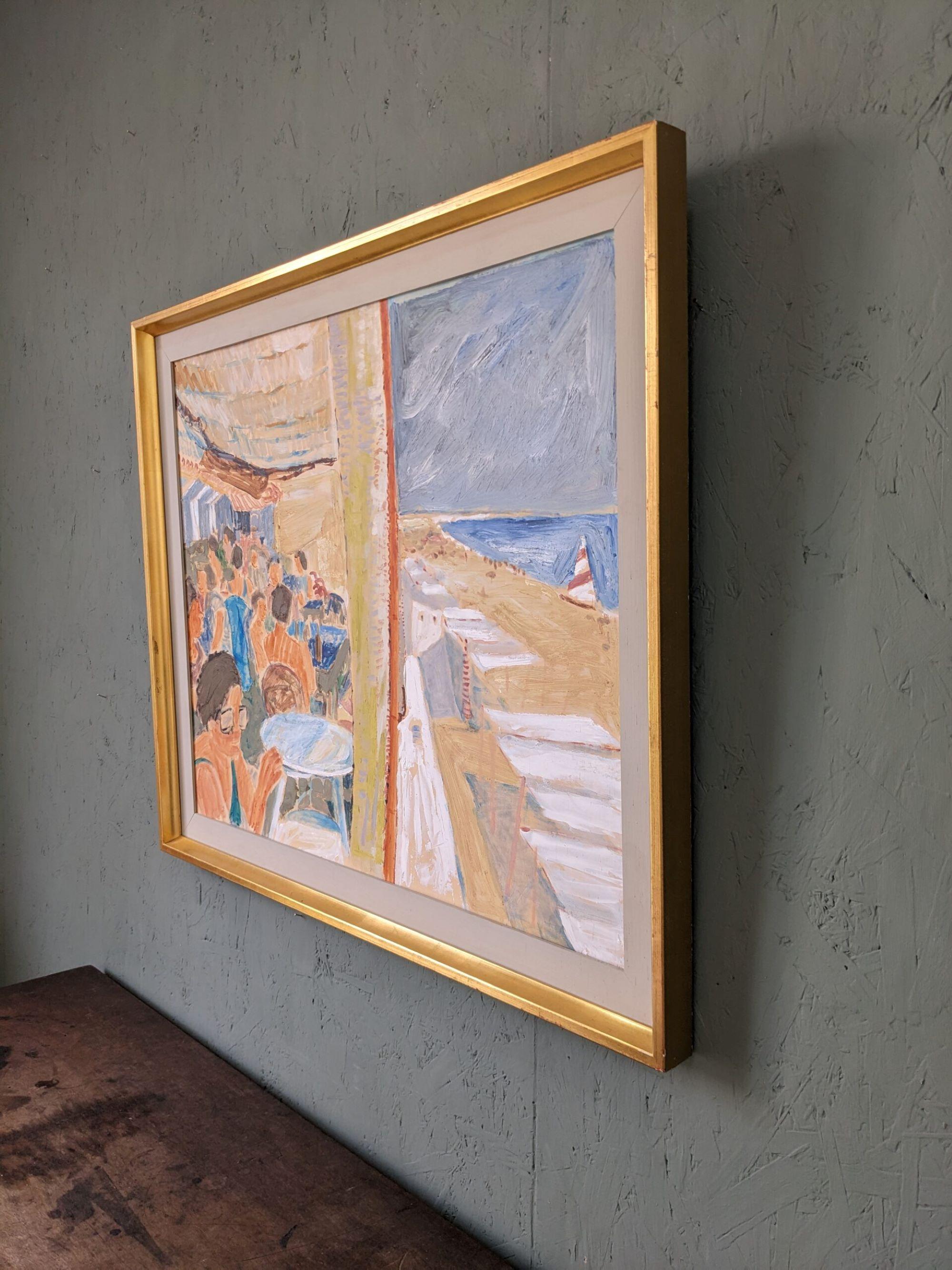 DE VACACIONES
Tamaño: 63 x 74 cm (incluido el marco)
Óleo sobre cartón

Una expresiva composición al óleo modernista de mediados de siglo, que capta el animado ambiente de un bullicioso restaurante situado junto a una playa de arena.

A la izquierda