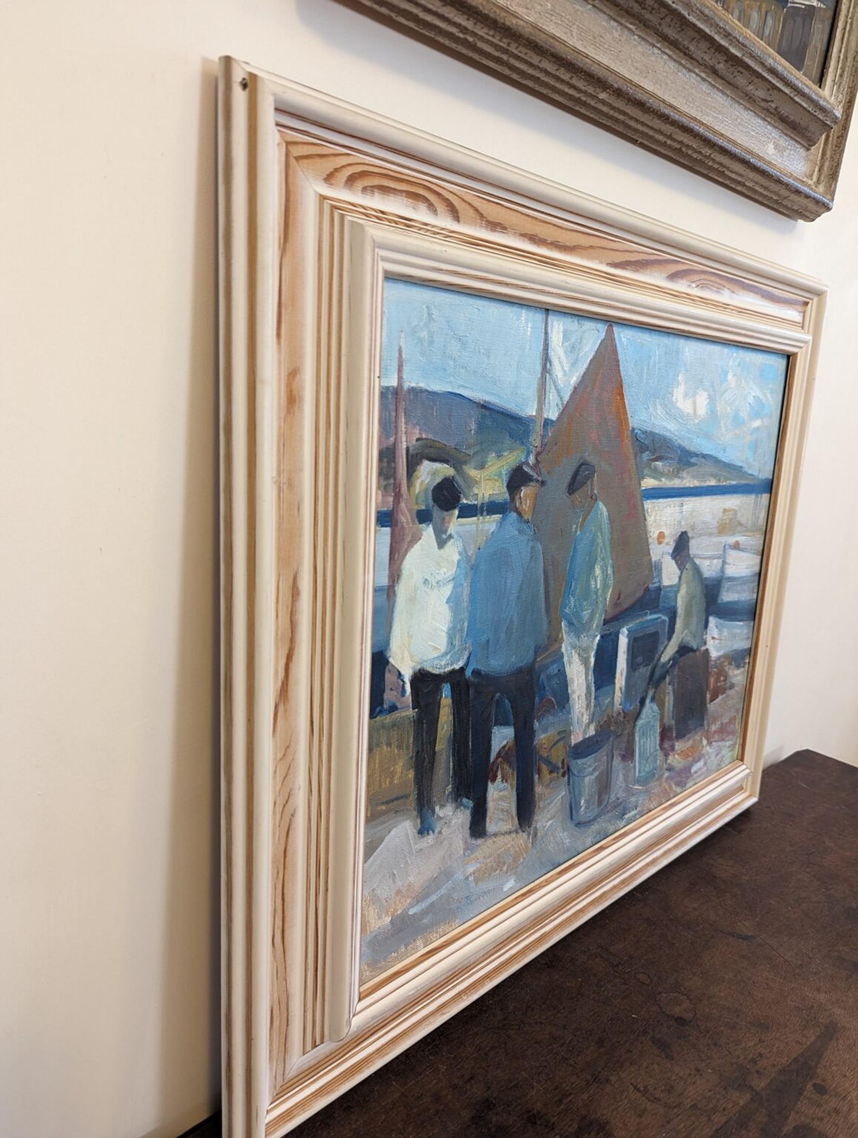 VICINO ALLE BARCHE
Dimensioni: 54 x 64 cm (cornice inclusa)
Olio su tela

Una composizione modernista di metà secolo brillantemente eseguita ad olio, dipinta su tela.

In questa scena vediamo un gruppo di pescatori intorno alle loro barche al molo.
