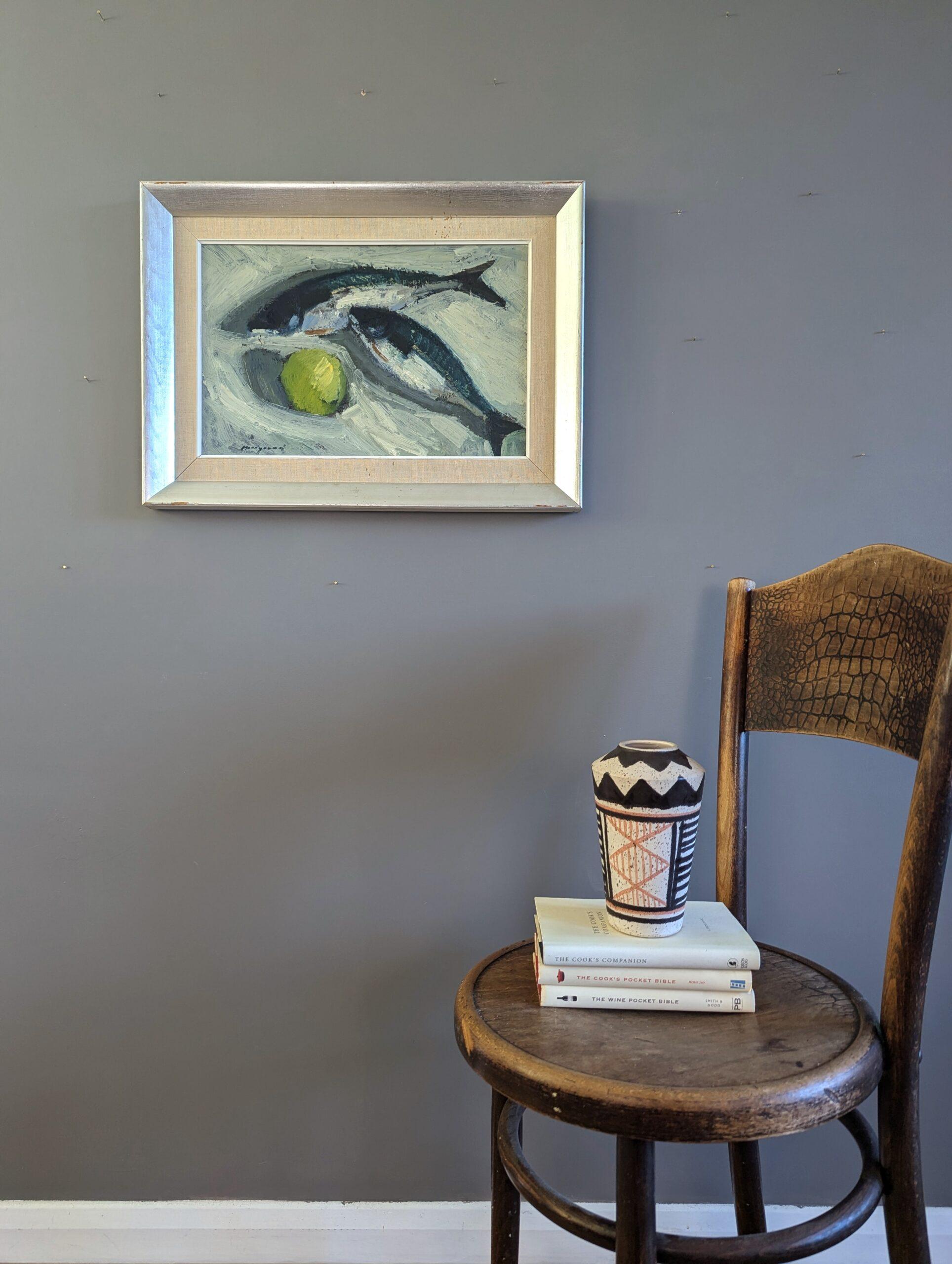 POISSON ET POMME
Dimensions : 41 x 56 cm (cadre compris)
Huile sur carton

Cette nature morte du milieu du siècle, de style expressionniste et moderniste, présente une composition simple mais saisissante de deux poissons et d'une pomme verte,