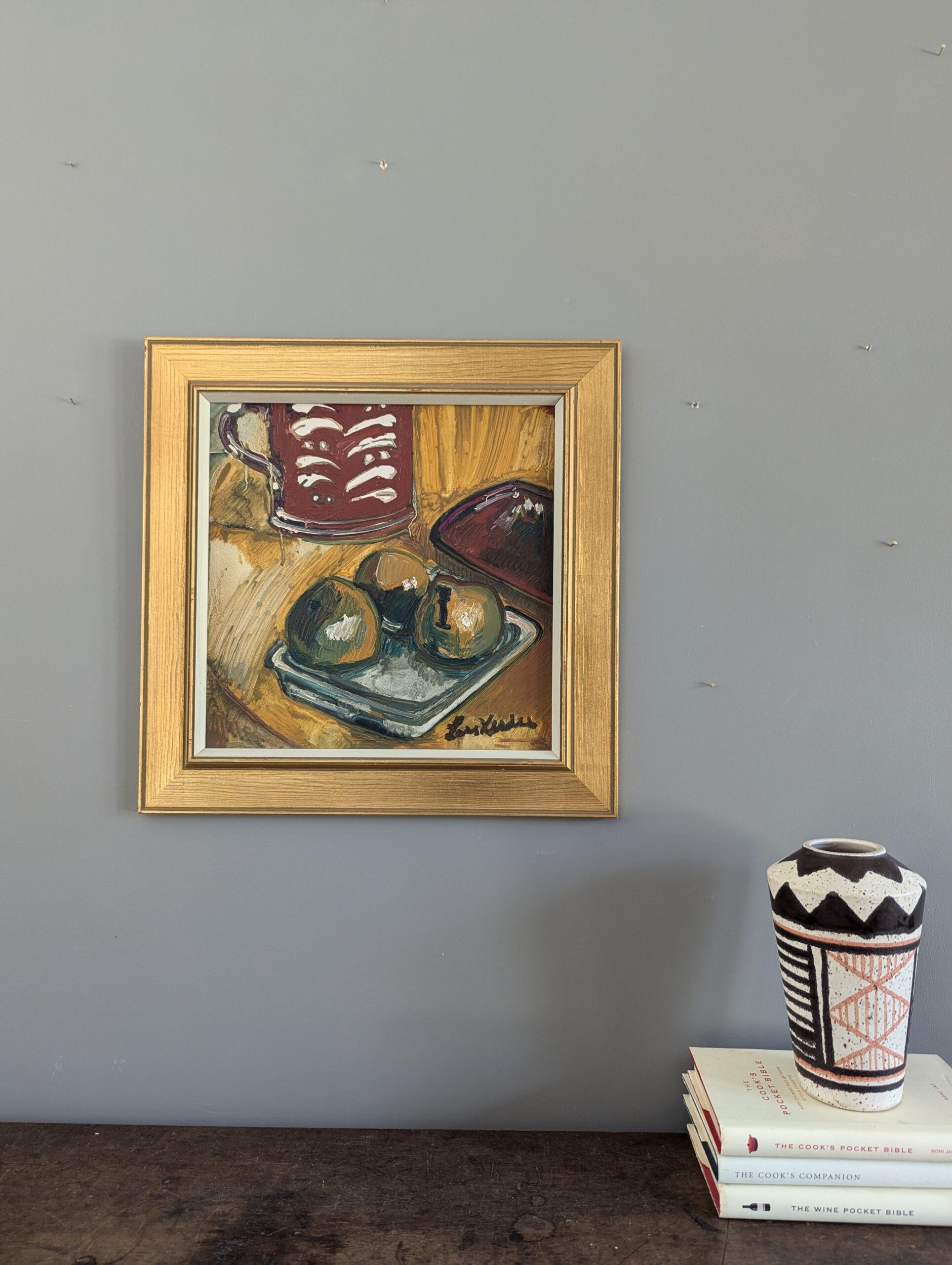 MUG FRUITS ET ROUGE
Huile sur panneau
Taille : 39,5 x 39,5 cm (cadre compris)

Nature morte à l'huile du milieu du siècle, expressive et magnifiquement texturée, exécutée à l'huile sur carton.

Le tableau s'articule autour d'une table brune sur