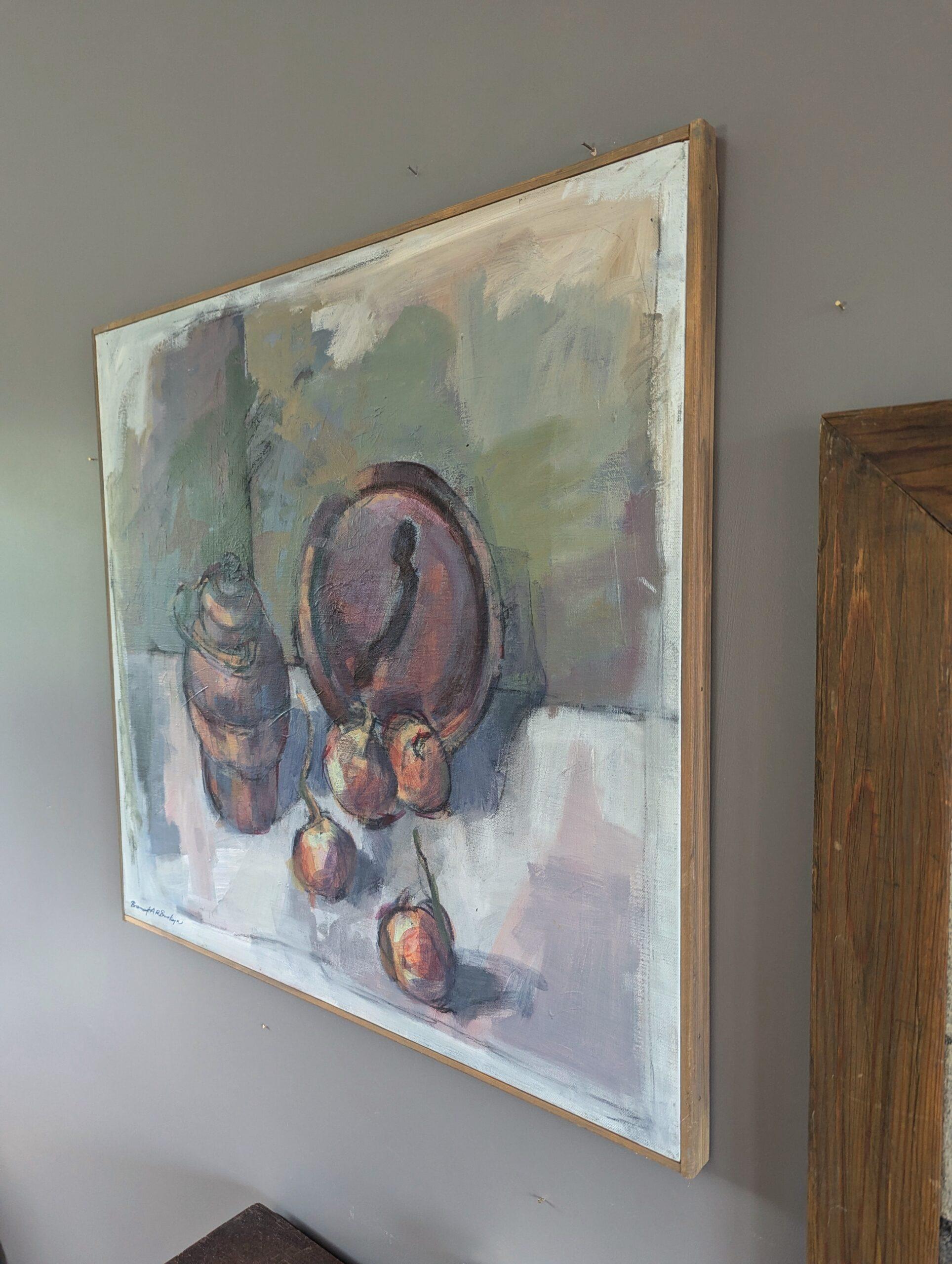 TÖPFCHEN & ZWIEBEL
Größe: 67 x 72 cm (einschließlich Rahmen)
Öl auf Leinwand 

Ein großes und sehr gut ausgeführt Mitte des Jahrhunderts modernistischen Stillleben Zusammensetzung, in Öl auf Leinwand gemalt.

In dieser Komposition sitzen vier