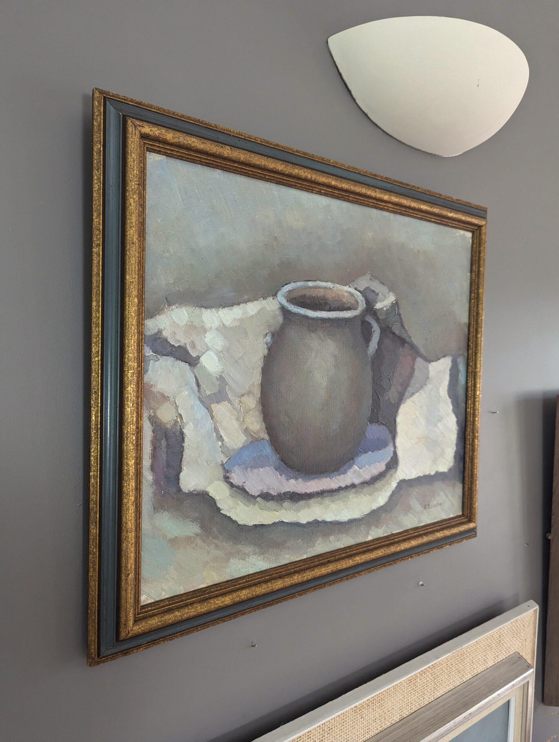 IL VASO DI CERAMICA
Dimensioni: 46 x 54 cm (cornice inclusa)
Olio su tela

Una rilassante composizione di natura morta in stile modernista di metà secolo, realizzata a olio su tela.

Semplice ma efficace nella sua composizione, il dipinto presenta
