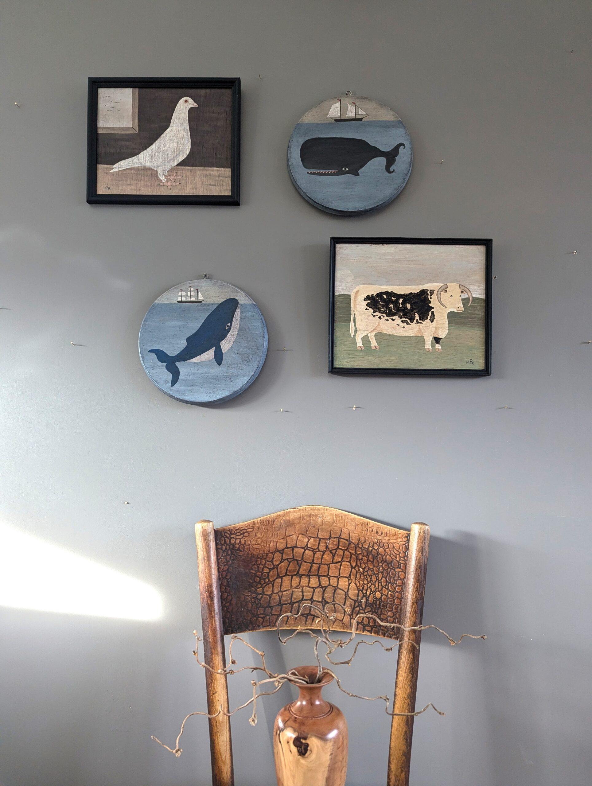 BALEINE À SPERMATOZOÏDES
Taille : 23 x 23 cm (cadre compris)
Huile sur panneau

Une petite et attachante composition animalière du milieu du siècle, peinte dans un style naïf, exécutée à l'huile sur carton.

La composition se concentre sur un