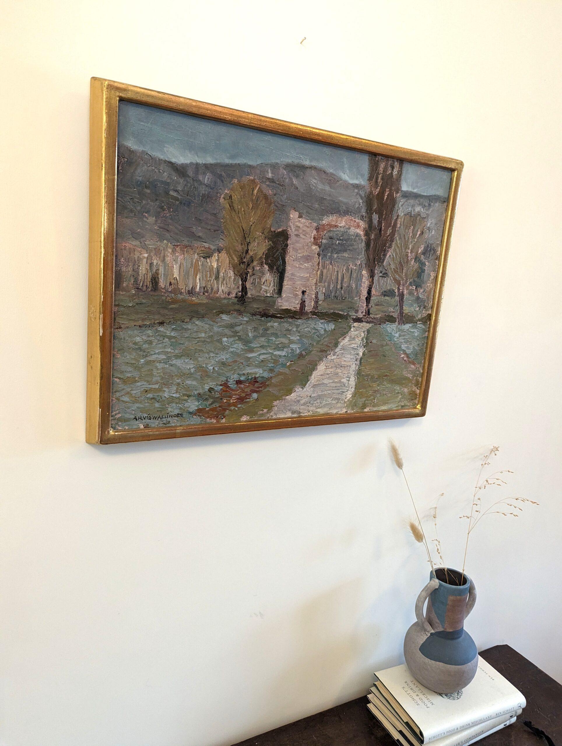 ITALIENISCHES VALLEY
Größe: 38 x 49 cm (einschließlich Rahmen)
Öl auf Karton

Eine wunderschön strukturierte und ausdrucksstarke Landschaftskomposition im modernistischen Stil, gemalt in Öl auf Leinwand und datiert 1967 auf der Rückseite.

Diese