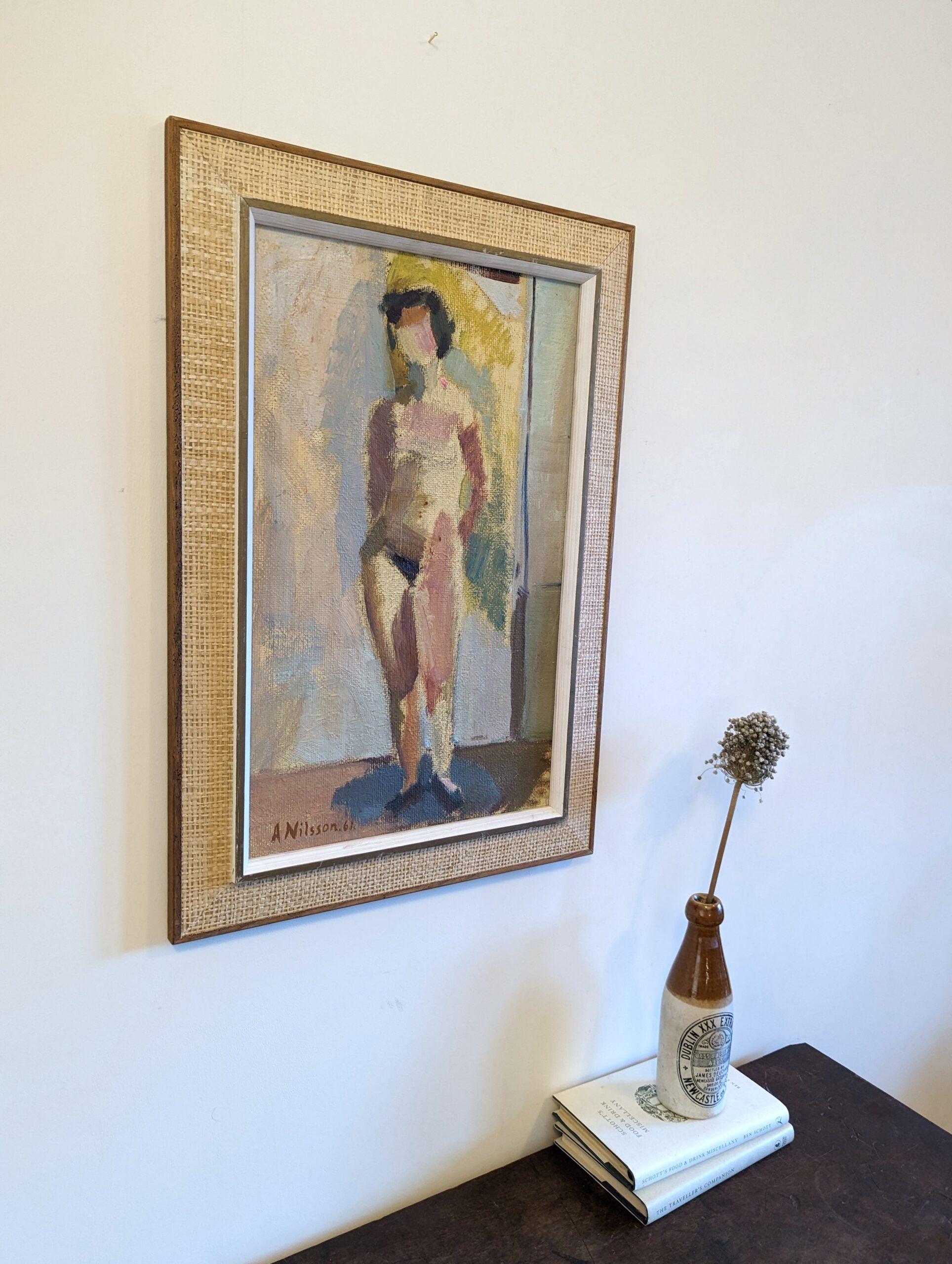 HELENE
Größe: 55,5 x 38,5 cm (einschließlich Rahmen)
Öl auf Leinwand

Ein brillantes figuratives Gemälde im Stil der Moderne, das einen Akt darstellt, in Öl gemalt und 1961 datiert.

Die Komposition fängt einen stehenden Akt in einer