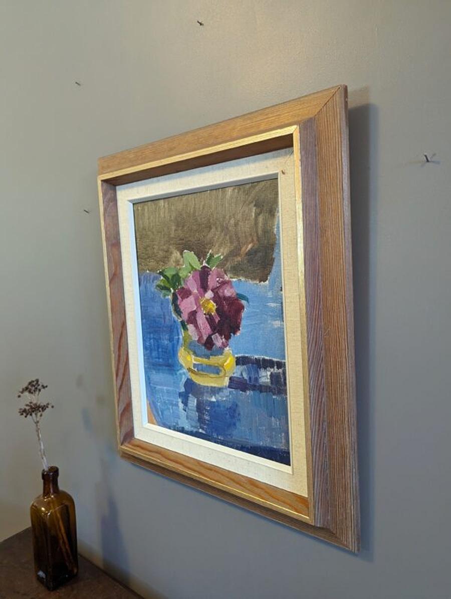 ROSE SAUVAGE 
Dimensions : 47 x 39 cm (cadre compris)
Huile sur toile

Une composition de nature morte moderniste du milieu du siècle, exécutée à l'huile sur toile.

Une rose sauvage placée dans un vase jaune occupe une place centrale dans cette