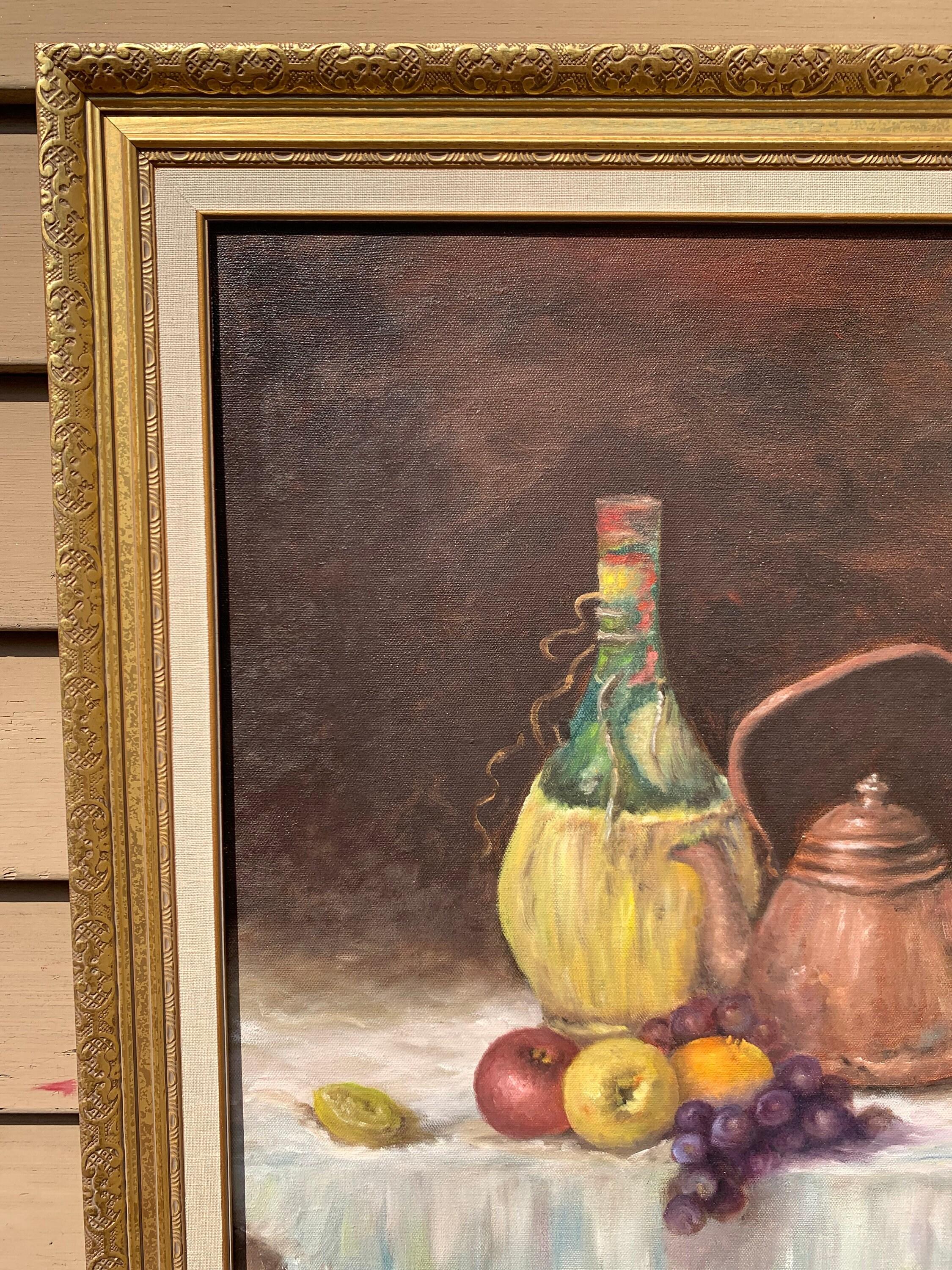 Zum Verkauf steht ein originales Vintage-Ölgemälde auf Leinwand  Darstellung einer Stilllebenkomposition mit Früchten, gelber Flasche und Kessel. 

Ein beeindruckendes, mittelgroßes Gemälde, das jedem Raum Leben und Farbe einhaucht, insbesondere