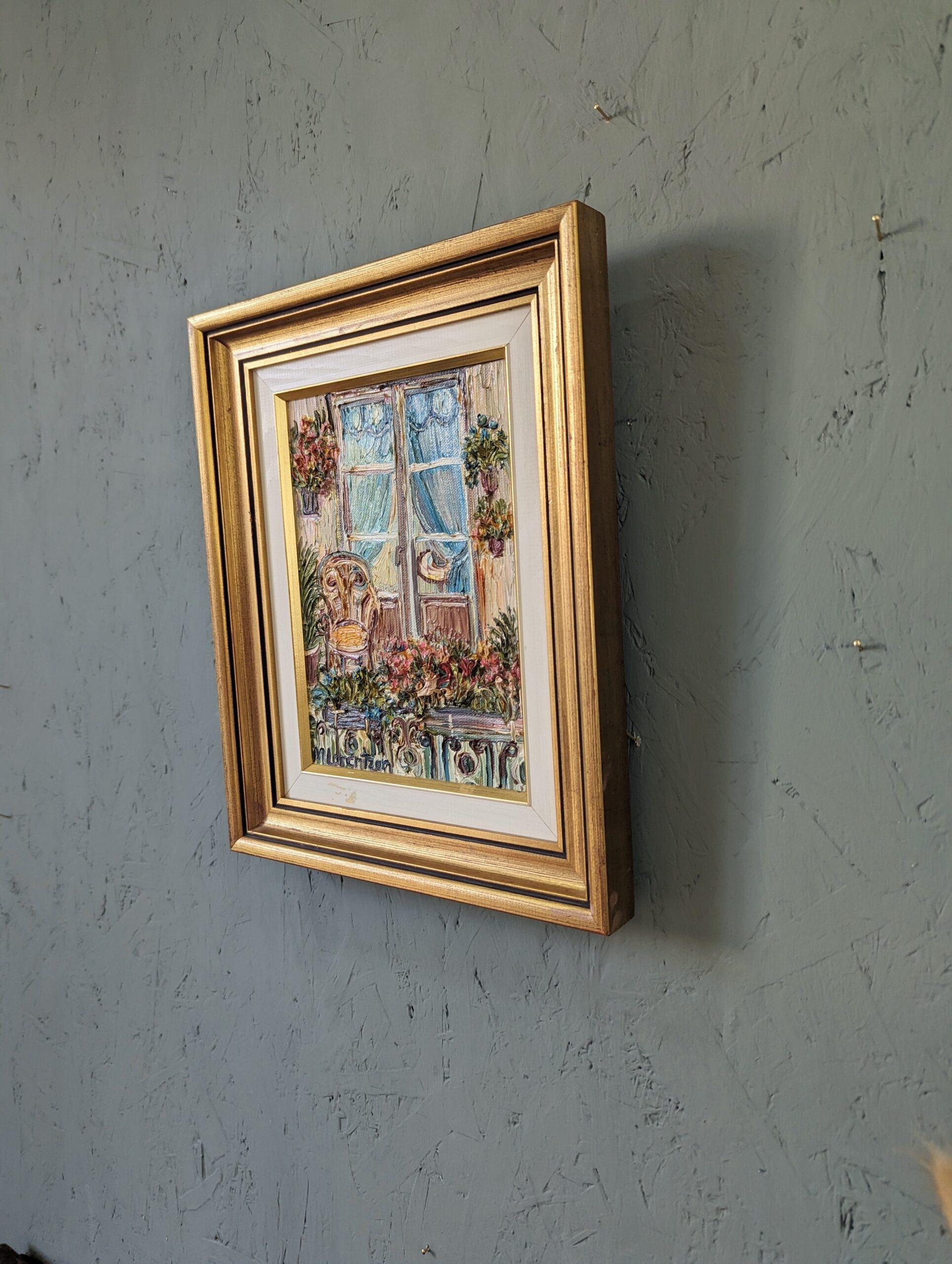 BALCONY GARDEN
Taille : 32 x 26 cm (cadre compris)
Huile sur toile

Une peinture du milieu du siècle, richement texturée et charmante, exécutée à l'huile sur toile.

La composition, petite mais percutante, présente une vue vivante et pittoresque