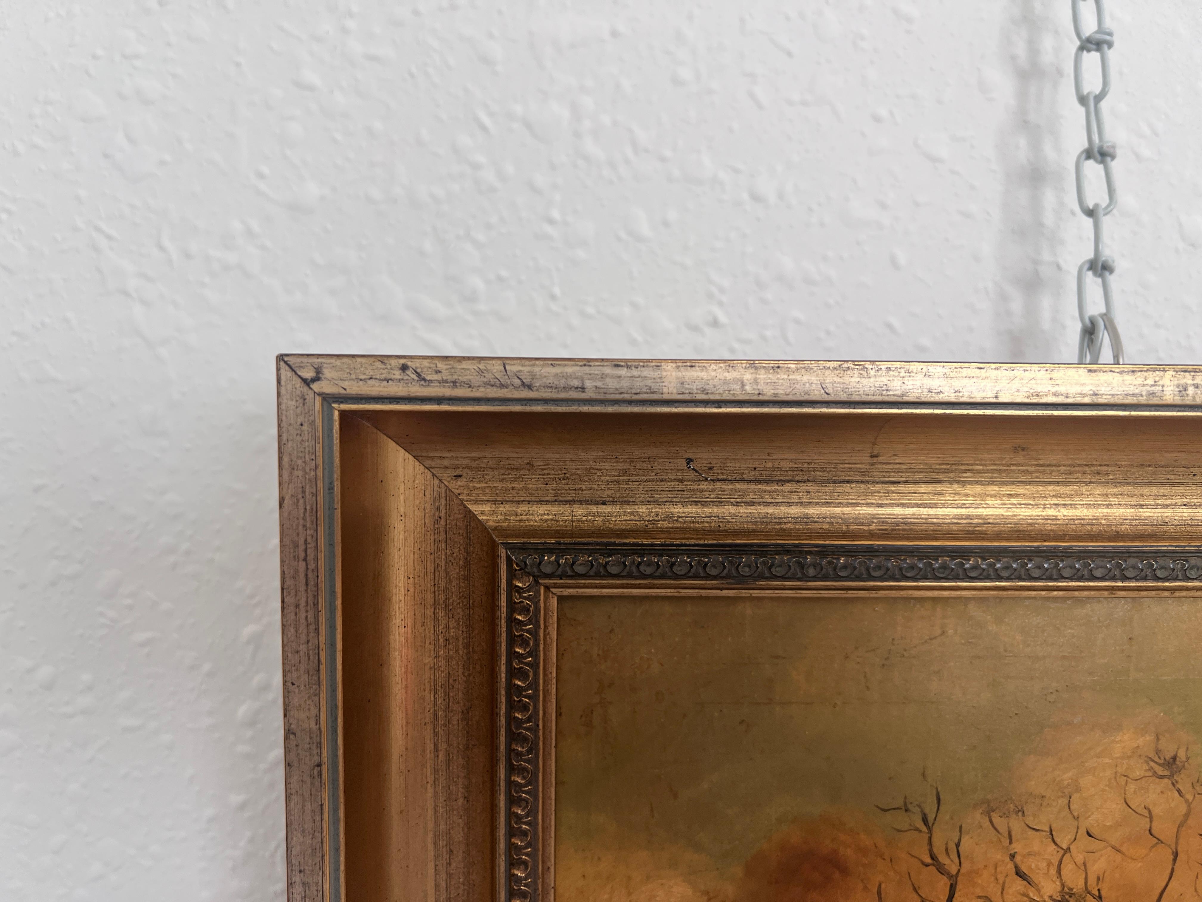 Questo dipinto a olio su tavola originale d'epoca presenta un tranquillo paesaggio romantico nella tradizione delle scene pastorali del XIX secolo. Un albero solitario si staglia spoglio contro un cielo ambrato e luminoso, con figure su un sentiero