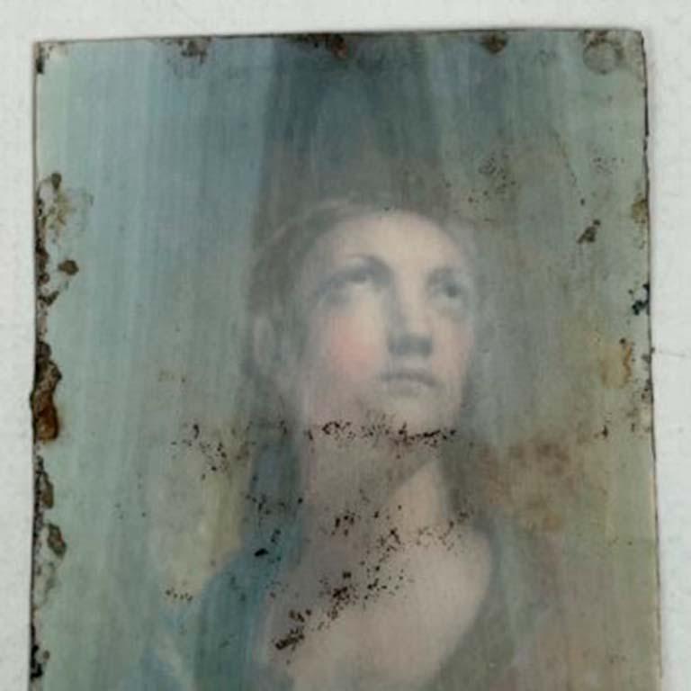 Virgen en miniatura - pintada sobre placa de hueso - Siglo XIX - Brown Figurative Painting by Unknown