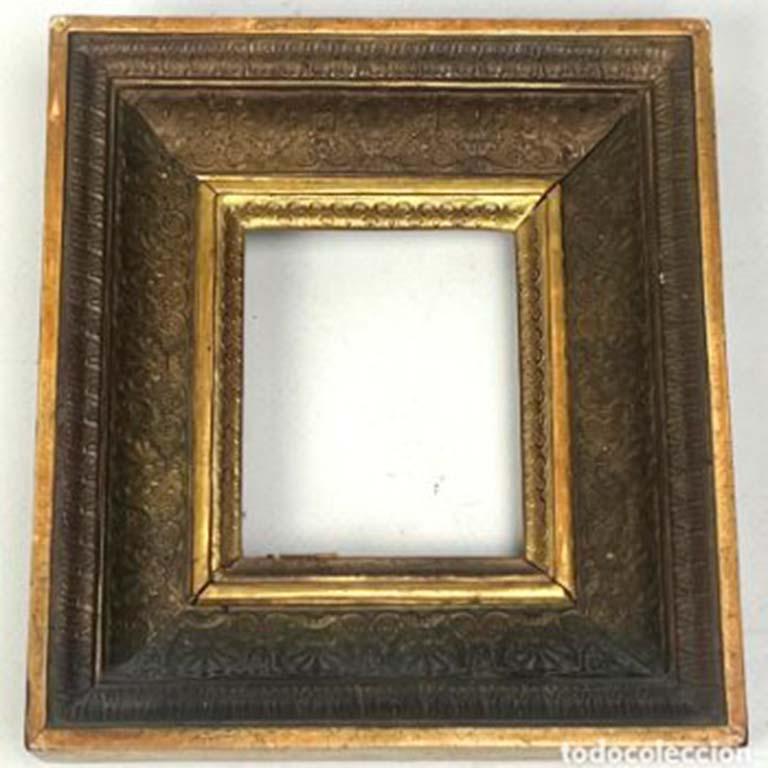 Muy interesante miniatura pintada sobre hueso o similar representando a una Virgen.
De finales del siglo XIX. Gran calidad. 
La Virgen tiene una mirada muy mística. 
La pintura va con su marco dorado y estofado de la época, el marco esta en buen