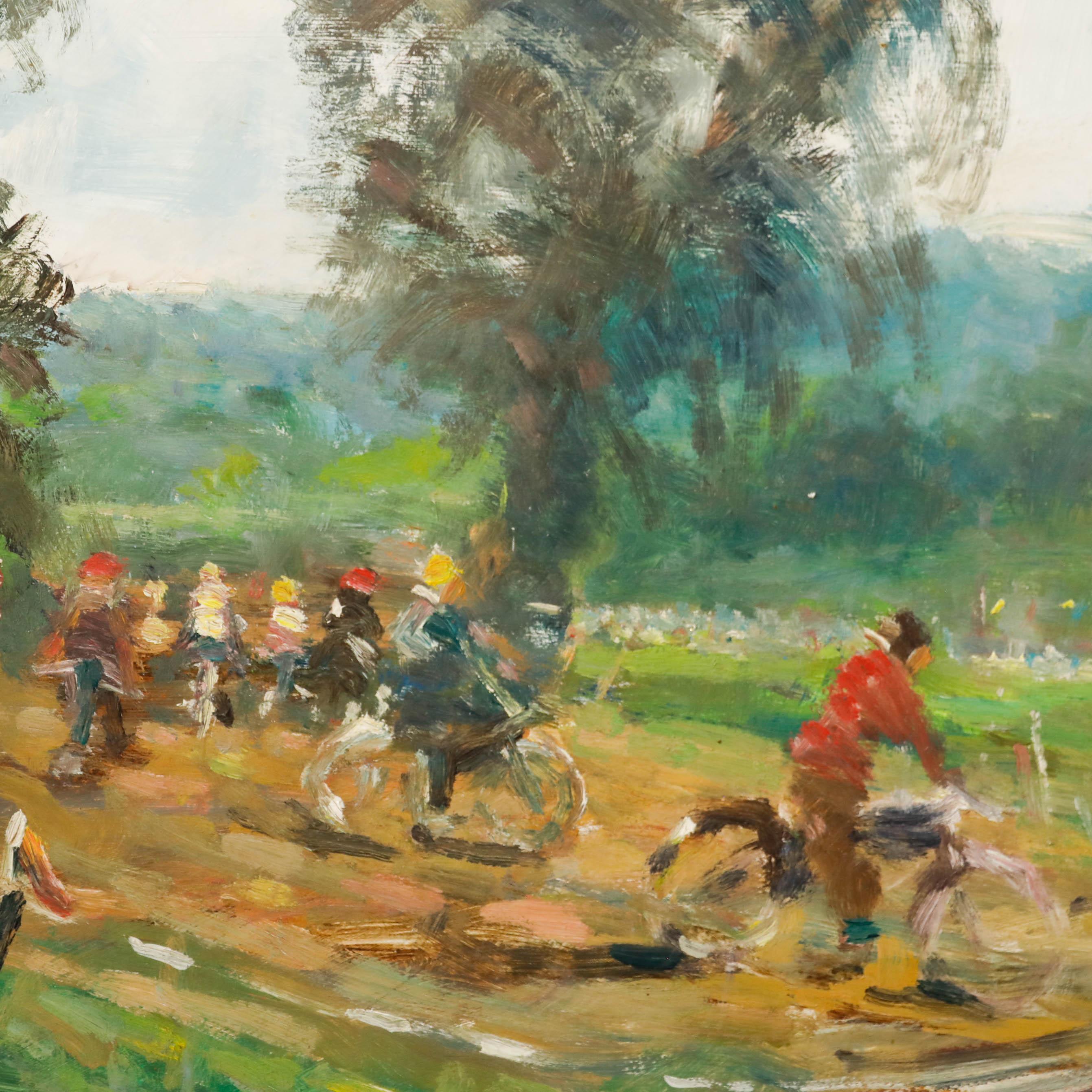 Cette peinture de paysage impressionniste capture une scène extérieure animée, avec des personnages à vélo faisant la course à Herringfleet, dans le Norfolk. Les coups de pinceau libres et les couleurs vives de l'artiste donnent une impression de