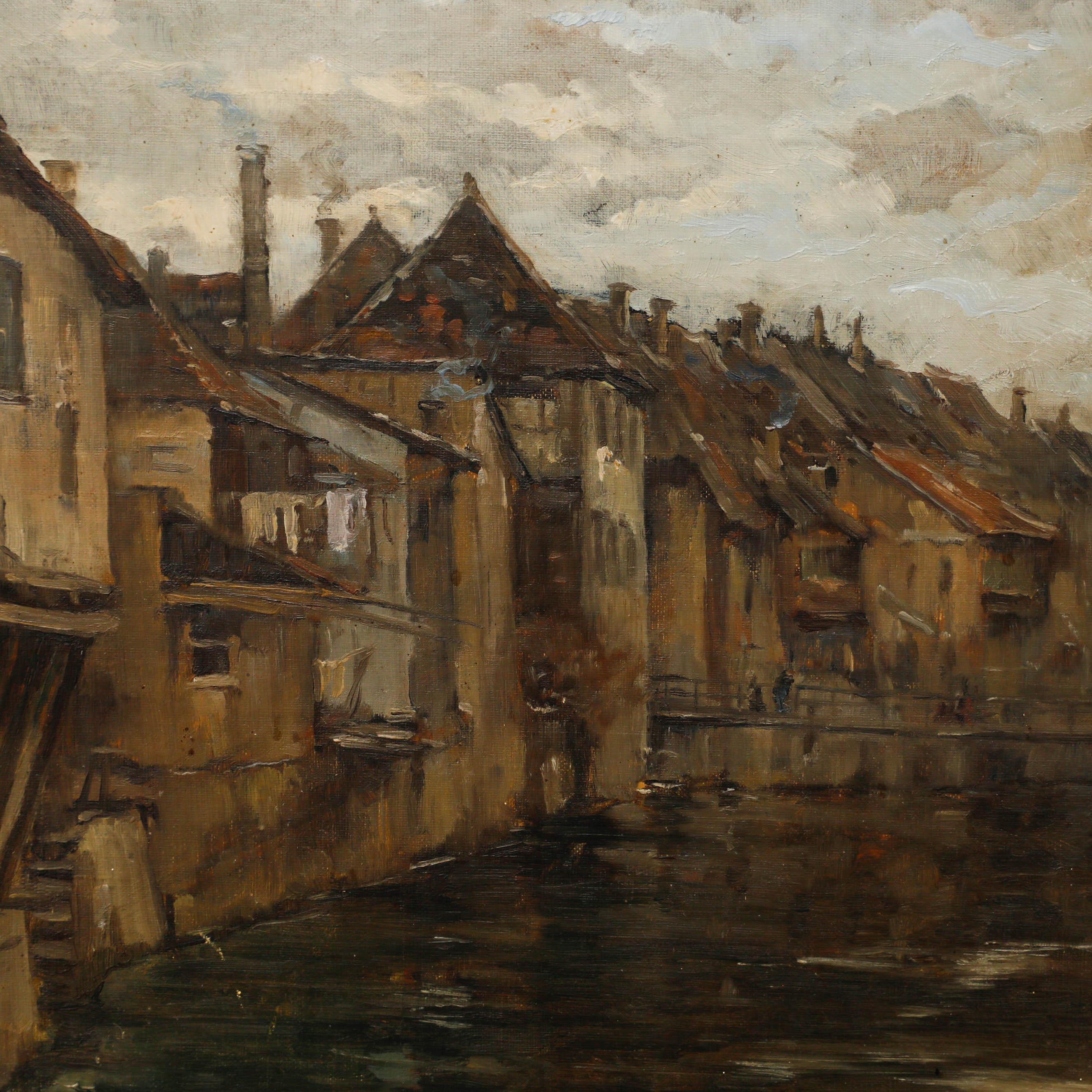 Cette peinture atmosphérique capture une scène de canal tranquille dans une ville européenne pittoresque, avec des bâtiments usés par le temps bordant les deux côtés de la voie d'eau. La palette de couleurs sourdes et l'utilisation habile de l'ombre