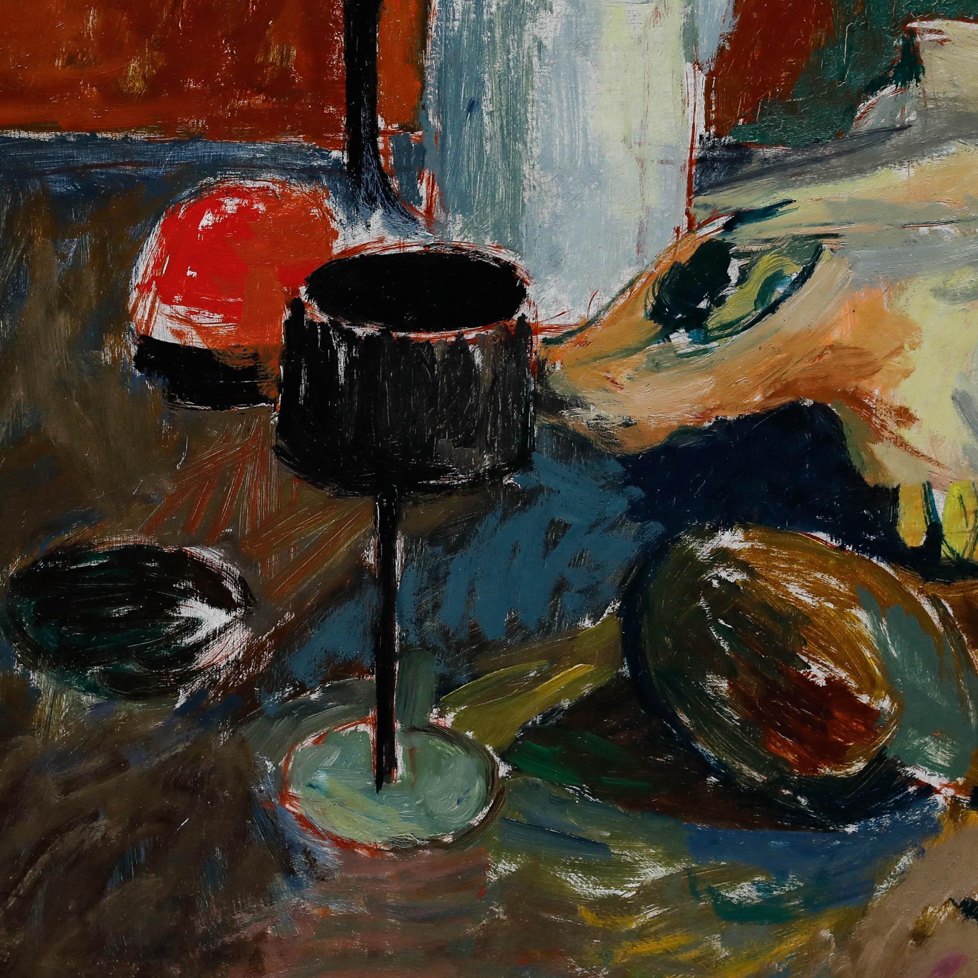 Ein farbenfrohes Stillleben des niederländischen Künstlers Willem Kouwer Boomkens (1911-1991), das einen Kuhschädel sowie ein schwarzes Weinglas und einen Wasserkessel zeigt. Signiert unten links. Gut präsentiert in einem silberfarbenen Rahmen. An