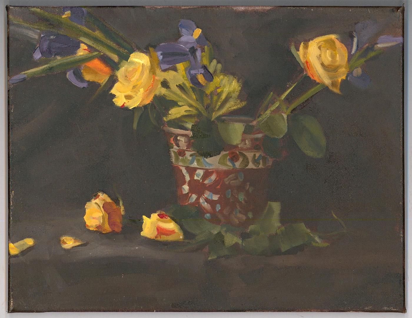 Une merveilleuse nature morte de roses jaunes et d'iris violets, élégamment arrangés dans un pot en terre cuite avec engobe décoratif. Signé et daté au verso. Sur toile sur châssis. 
